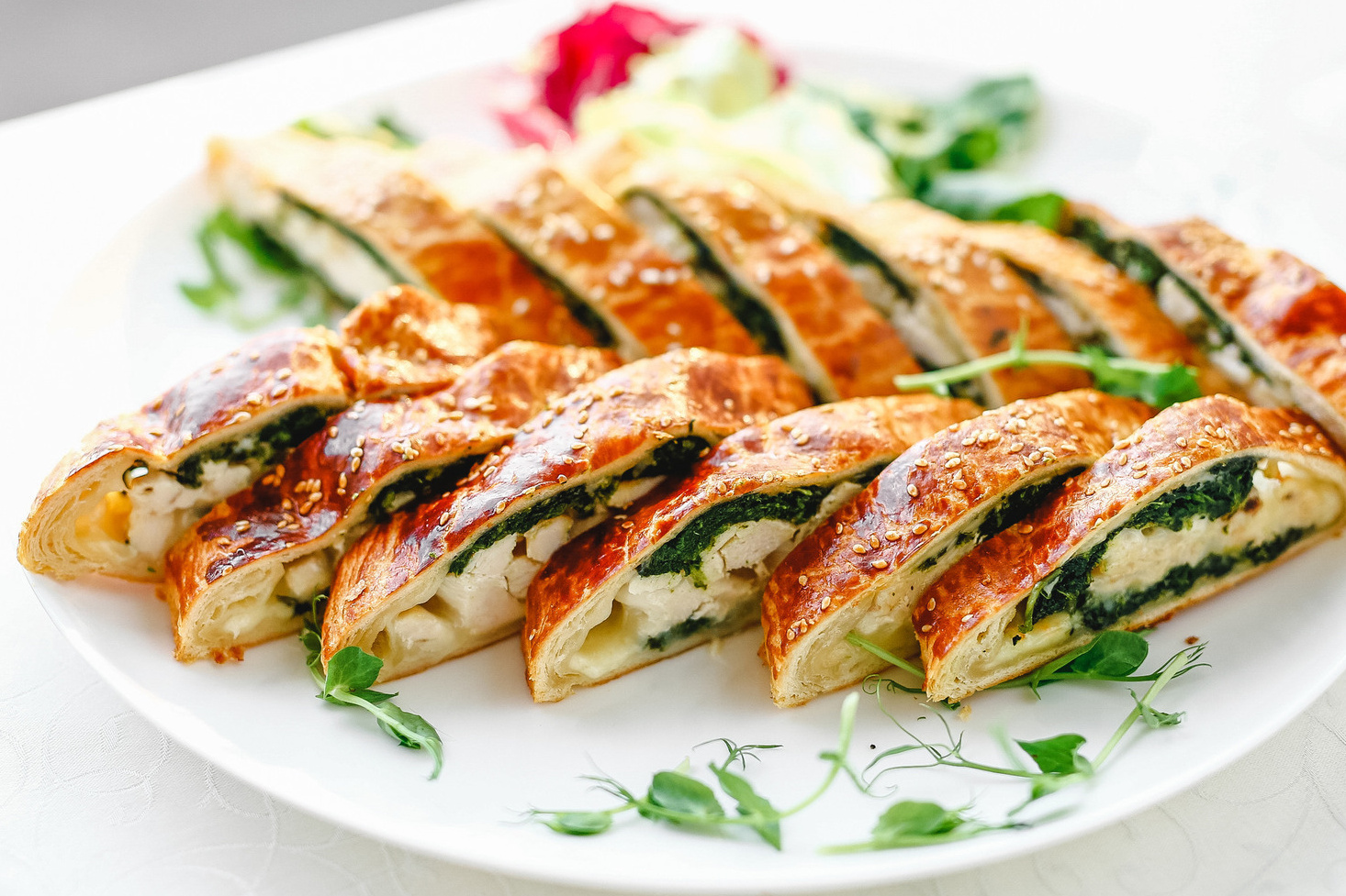 Горячая закуски из птицы Штрудель с курицей, шпинатом и сыром