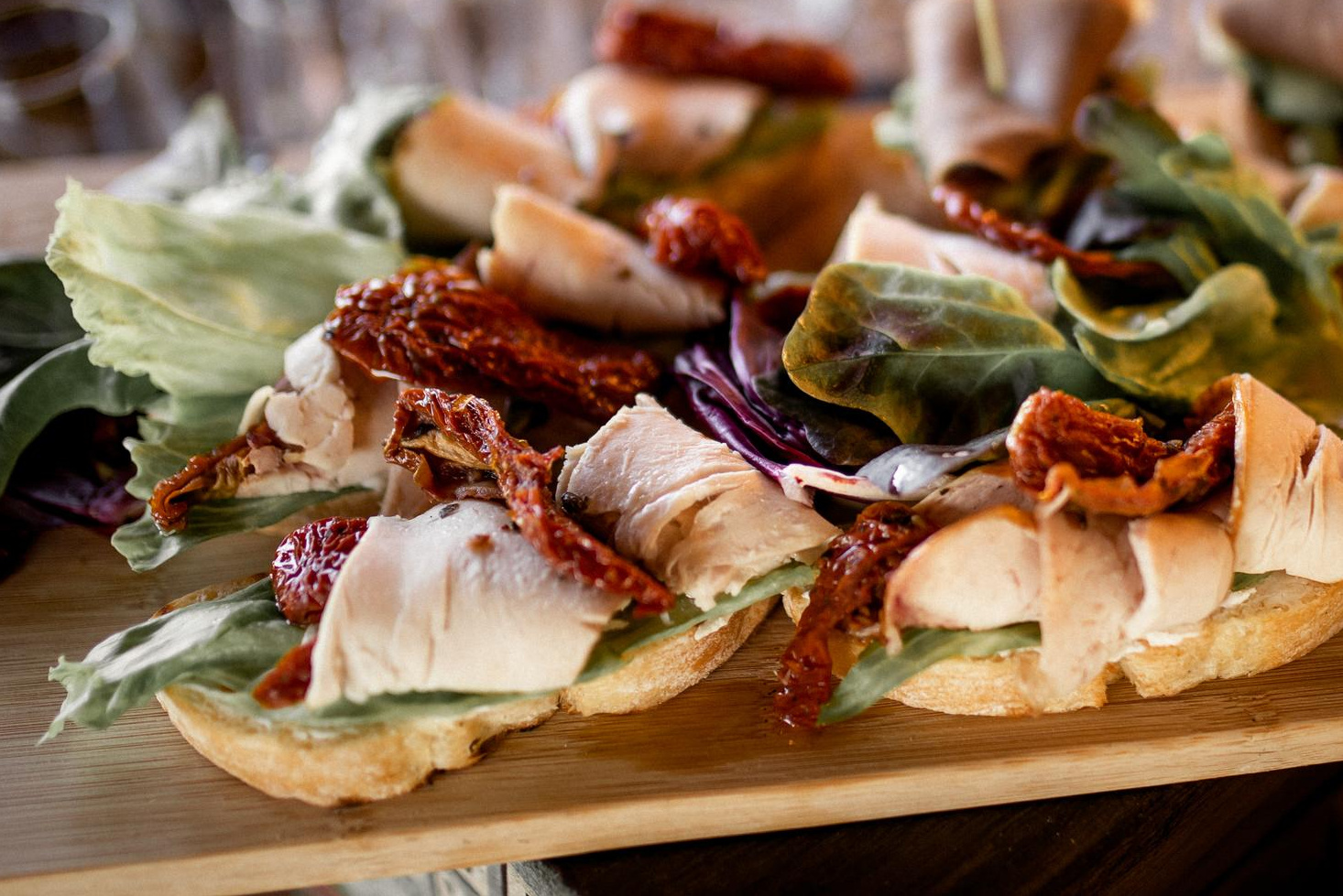 Хрустящая чиабатта с подкопченным цыпленком и вялеными томатами