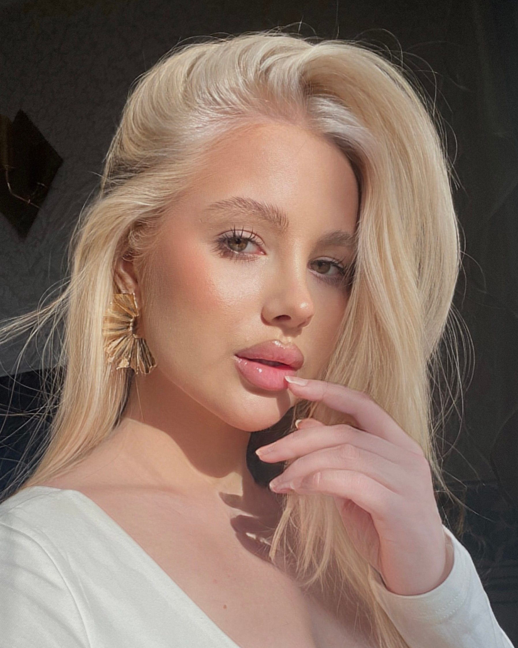 Модели Новосибирска для рекламных съемок на маркетплейсы. Съемка фото и видео для маркетплейсов Вайлдберриз, Озон в Новосибирске