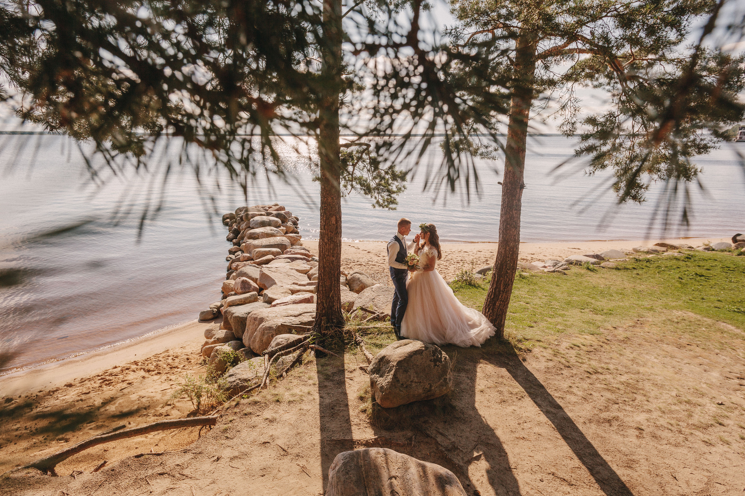 Молодожёны на берегу Рыбинского водохранилища