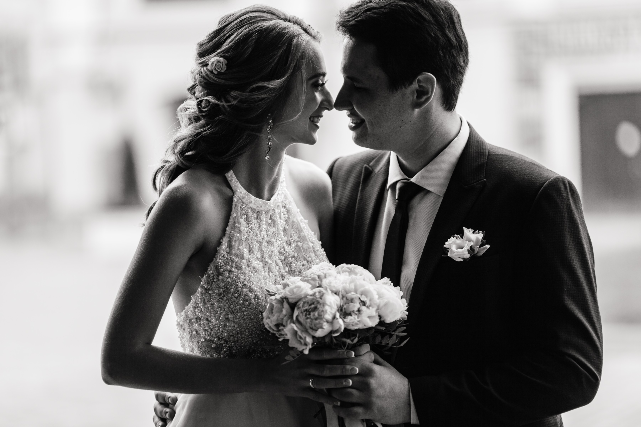 Силуэт пары в арке, чёрно белая фотография