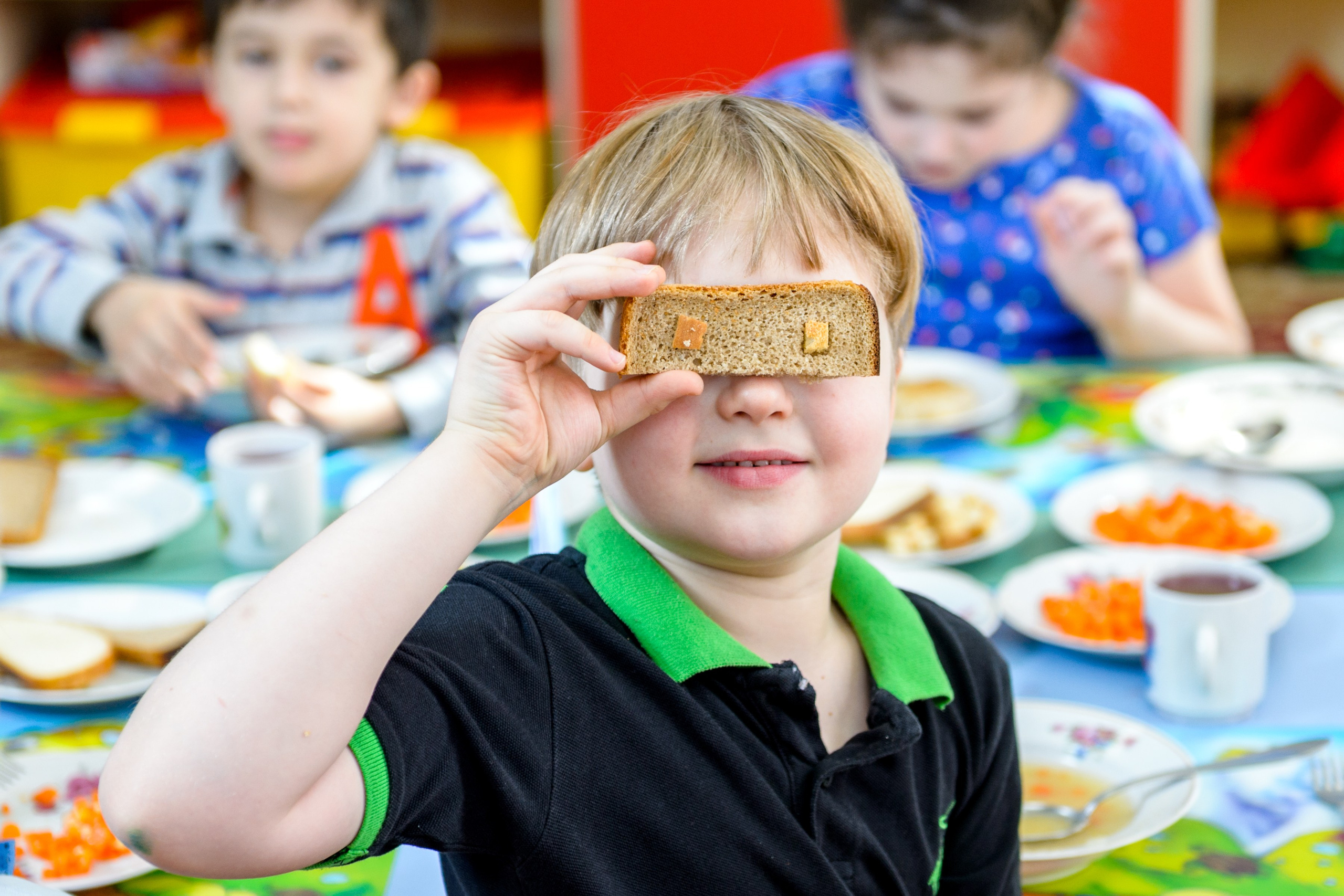 дети в детском саду за обедом 