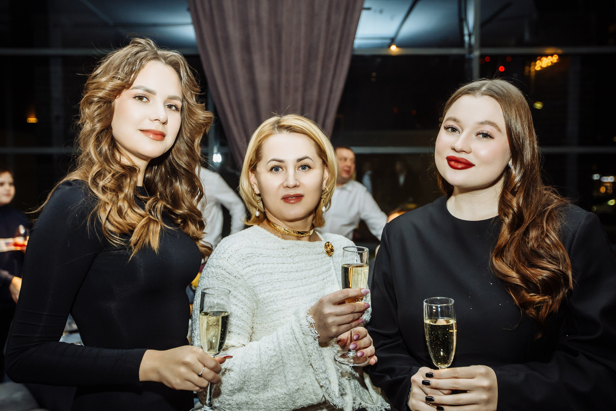 Портрет трёх девушек на юбилее мужа, фото и видео съёмка от Павла Корра, дата бронируется на этом сайте