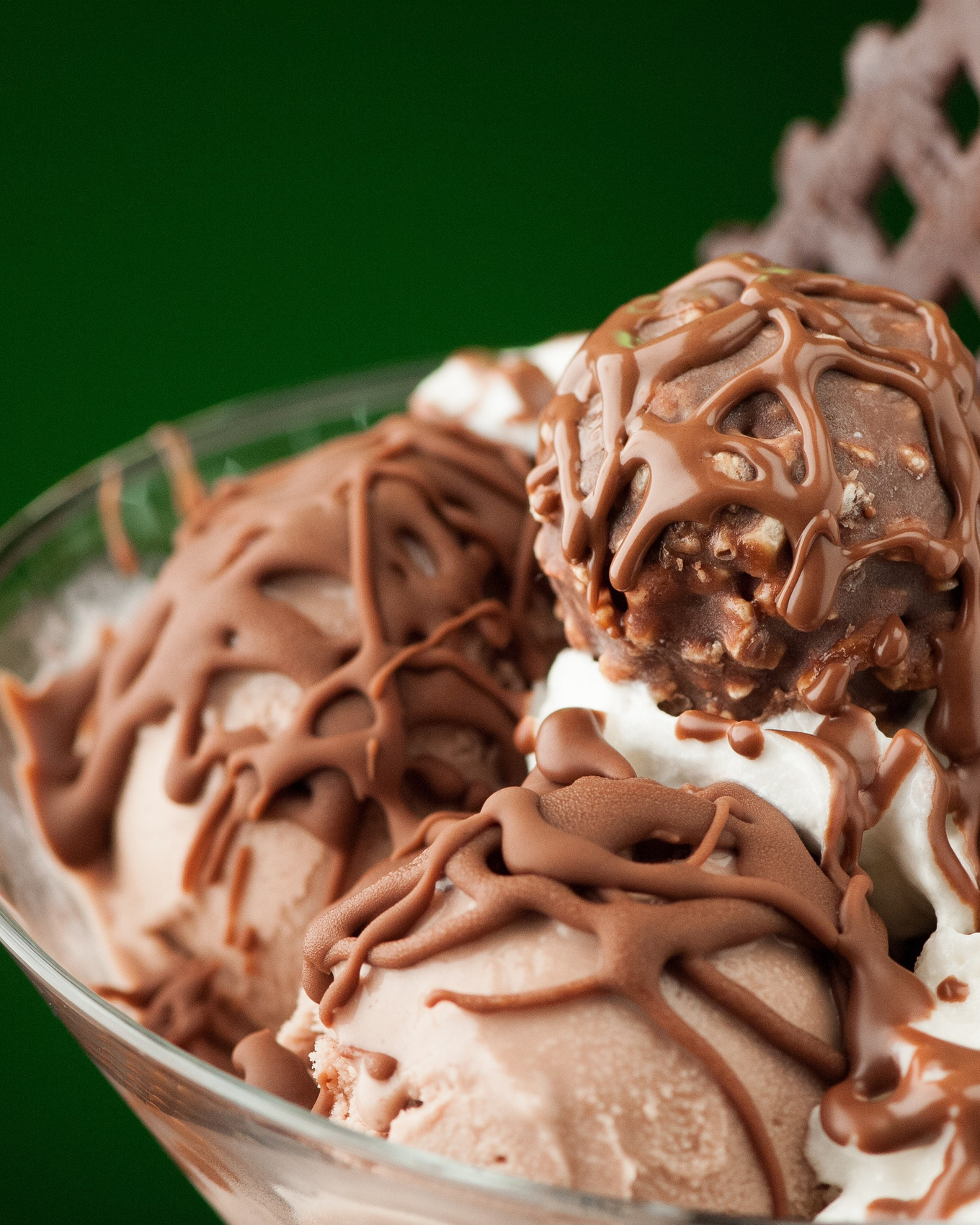 Премиальная фуд-съёмка шоколадного десерта с мороженым, сливками и декоративной подачей.