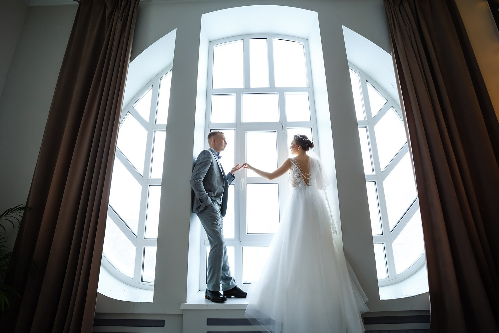 Фотограф Сергей Грязнов - фотография молодоженов у окна