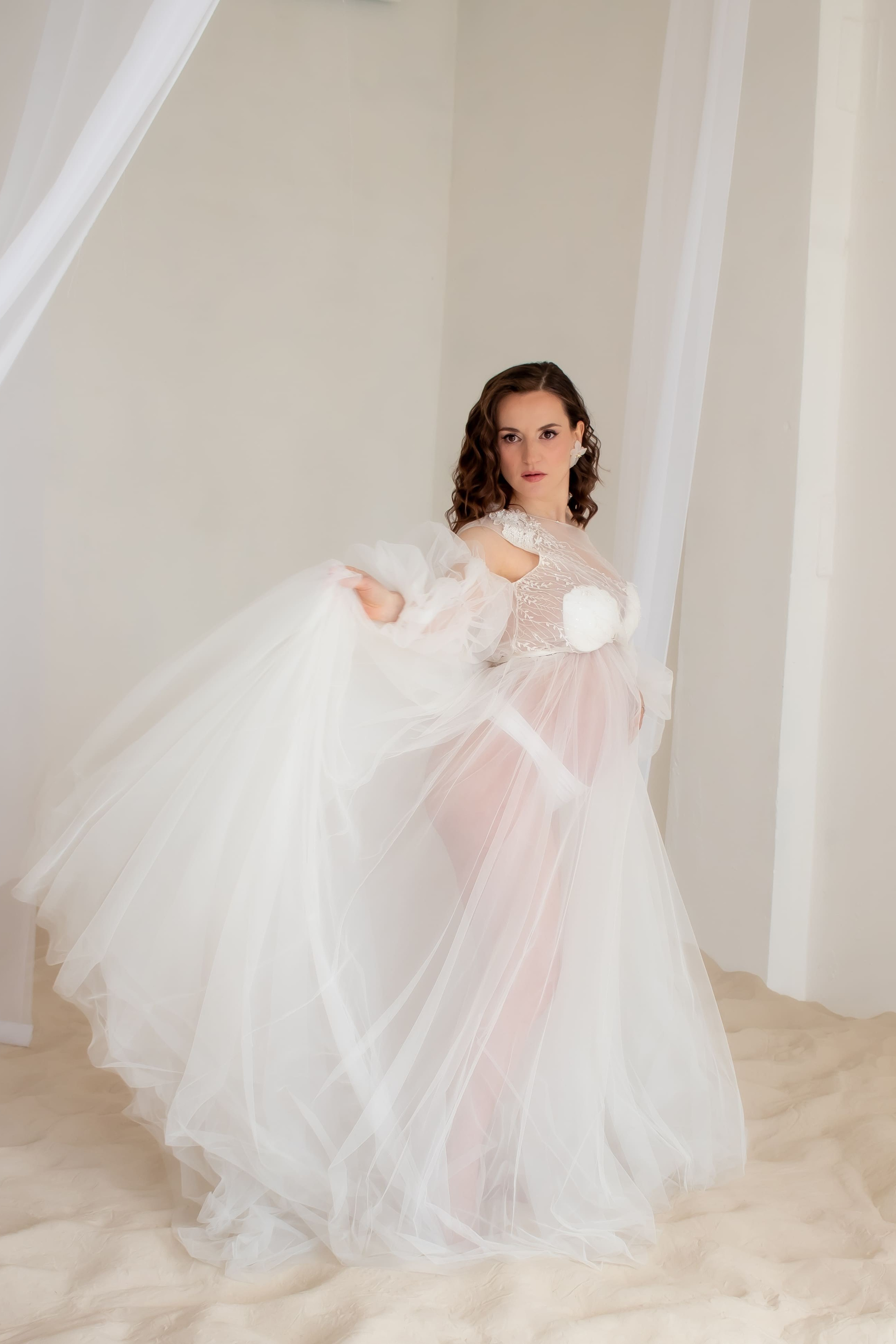 Нежная фотосессия беременности в белом платье, портрет будущей мамы, фотограф Карасёва Елена