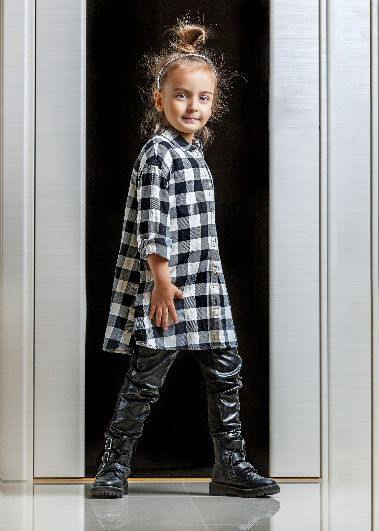 маленькая девочка в клетчатой рубашке в полный рост