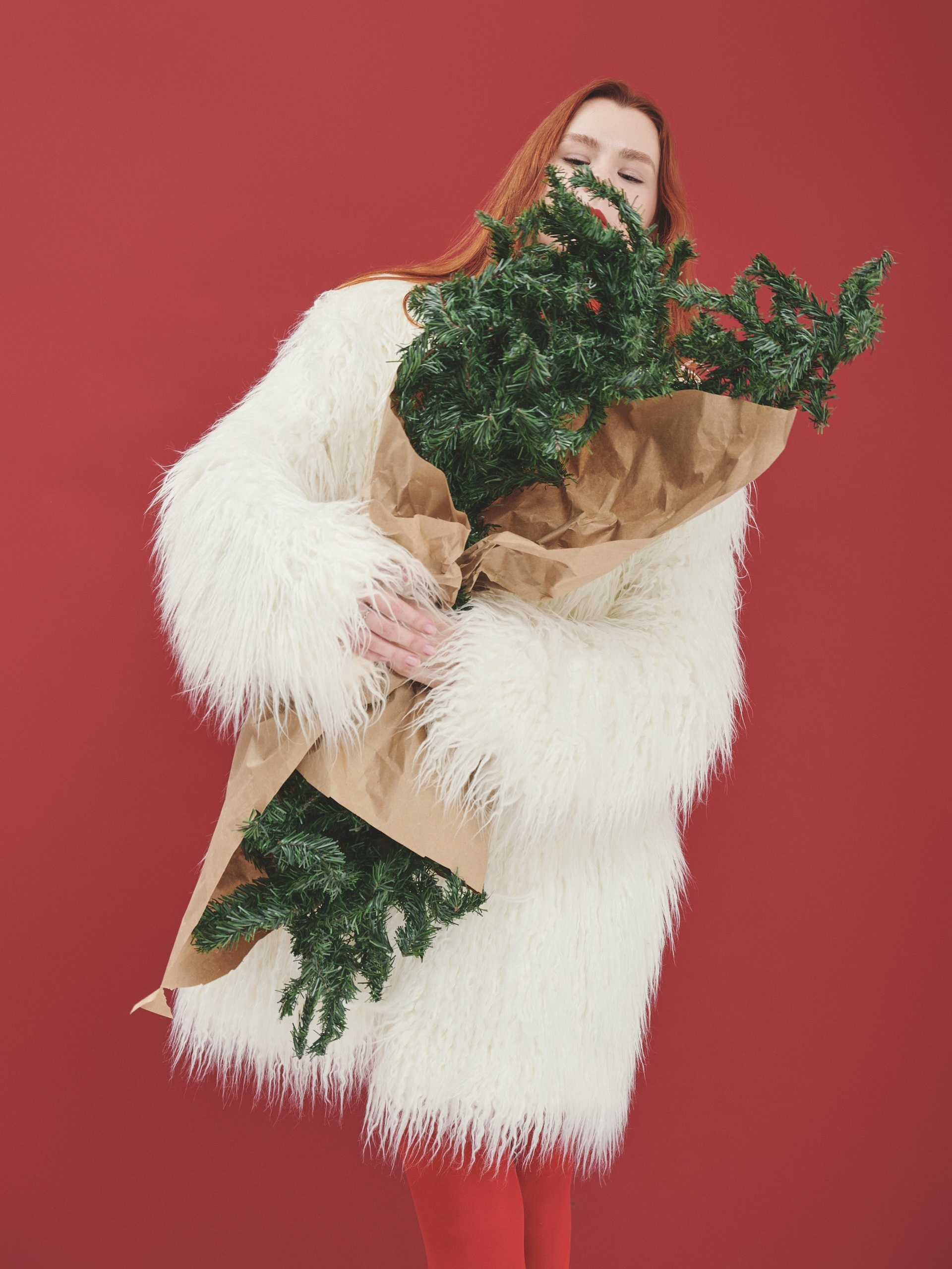 Новогодняя съемка на красном фоне в студии в Ростове на Дону