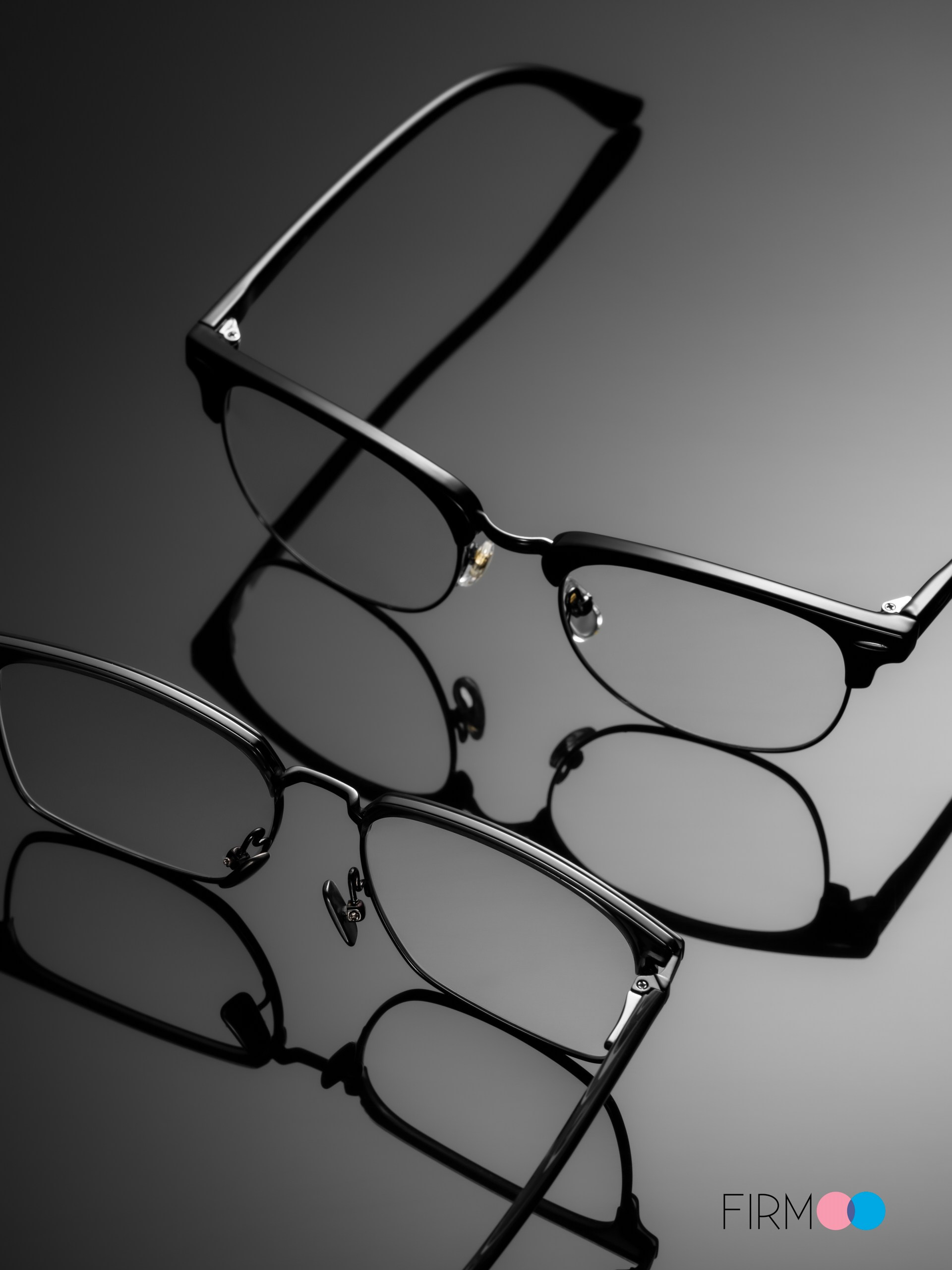 Две оправы очков с отражением и точной передачей формы — предметная съёмка оптики с контролем бликов и материалов для e-commerce и брендов