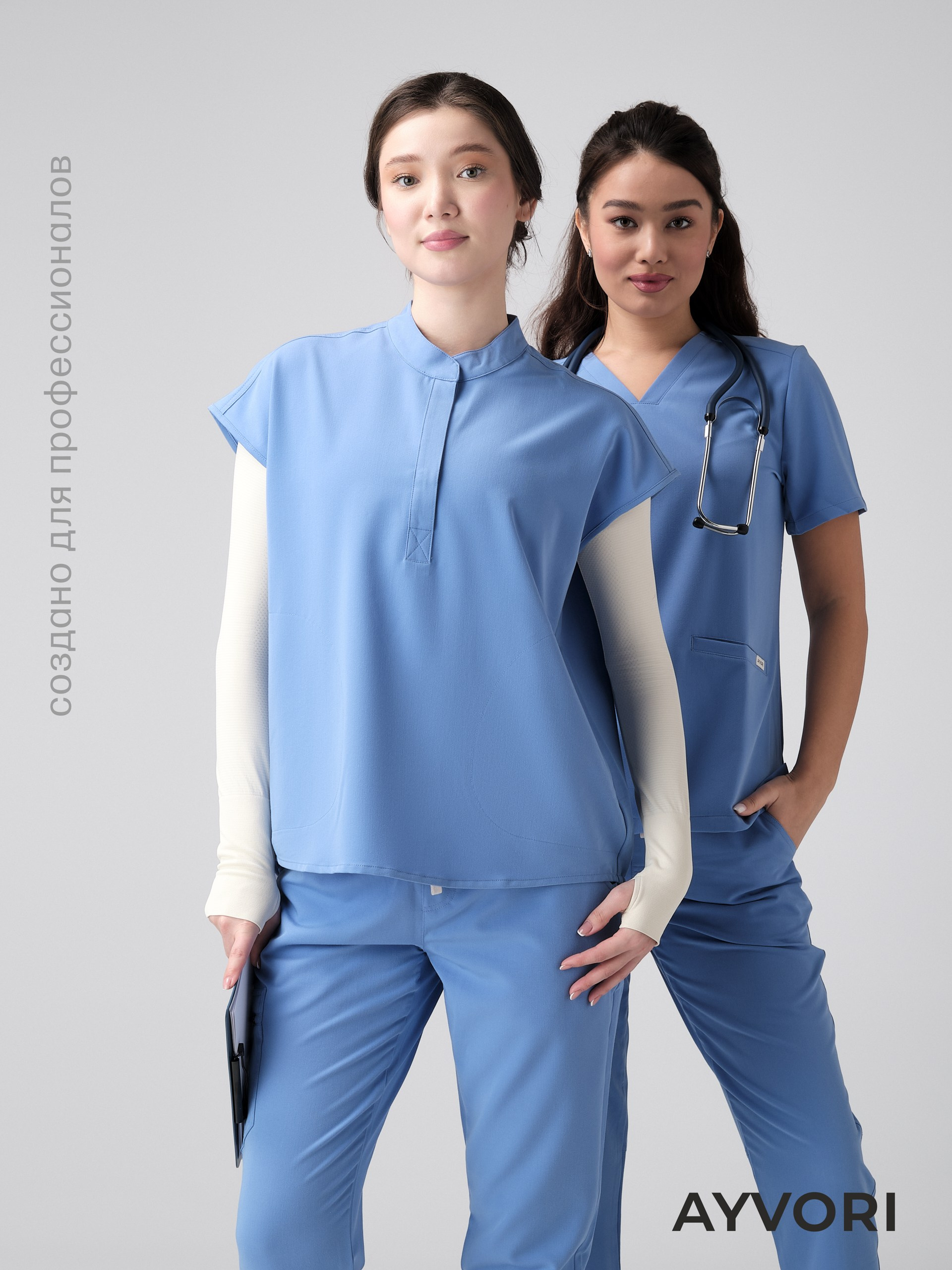 Две модели в медицинской форме в студии — лукбук съёмка медицинской одежды для бренда AYVORI