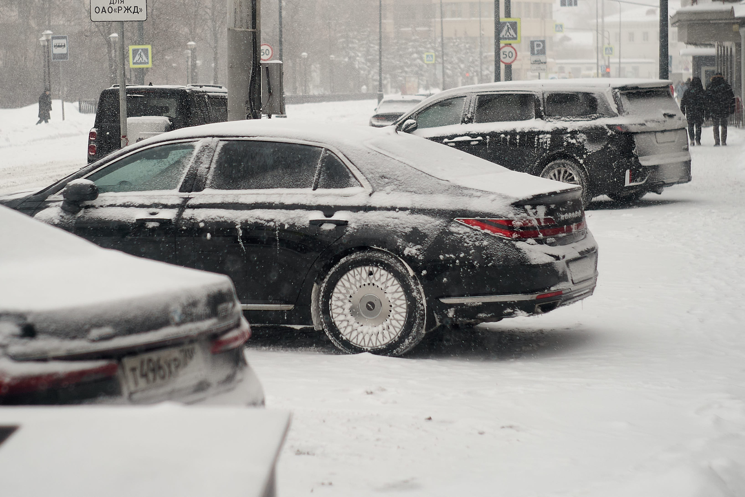 Автомобили на улице Москвы в снегопад