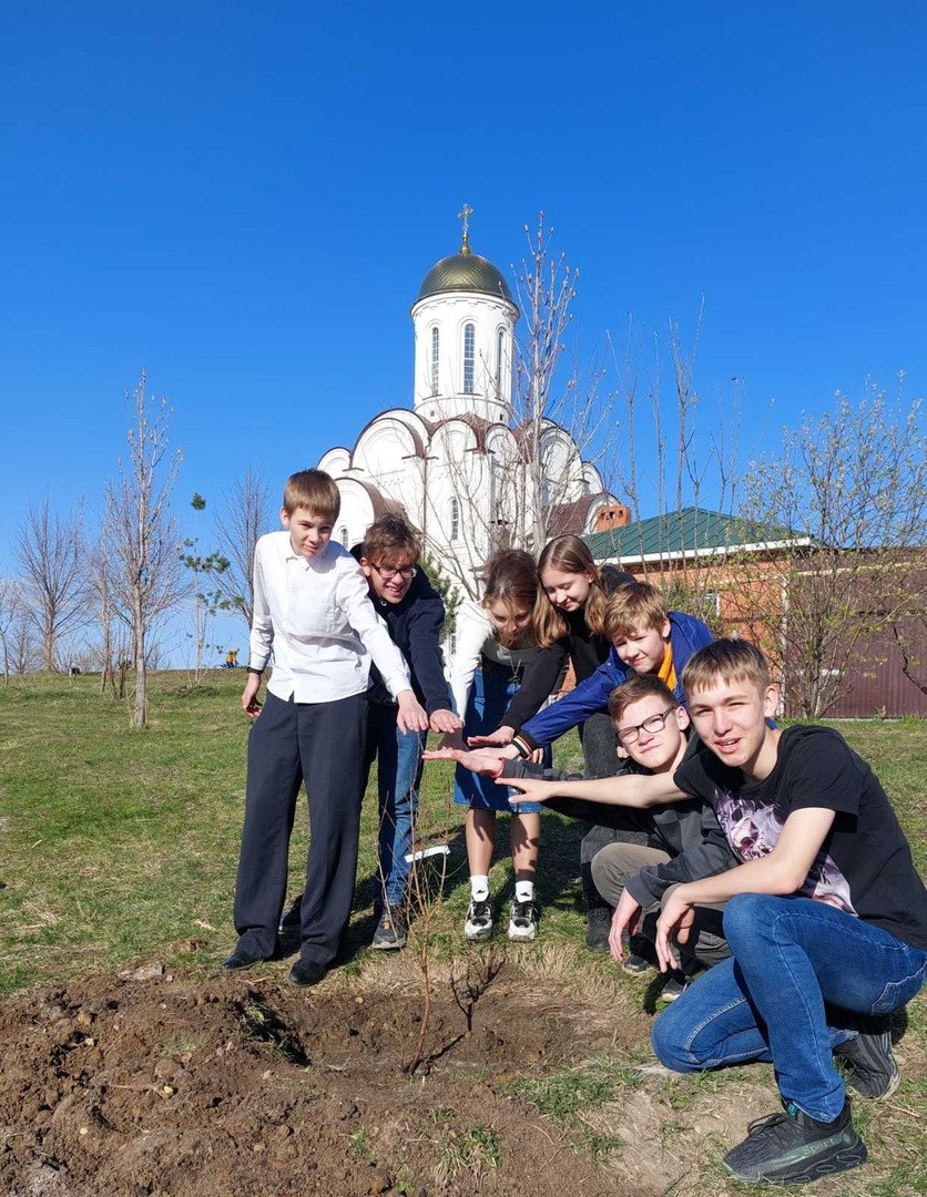 Прихожане Георгиевского храма продолжают возделывать сад на пустыре. Северное благочиние Саратовской епархии