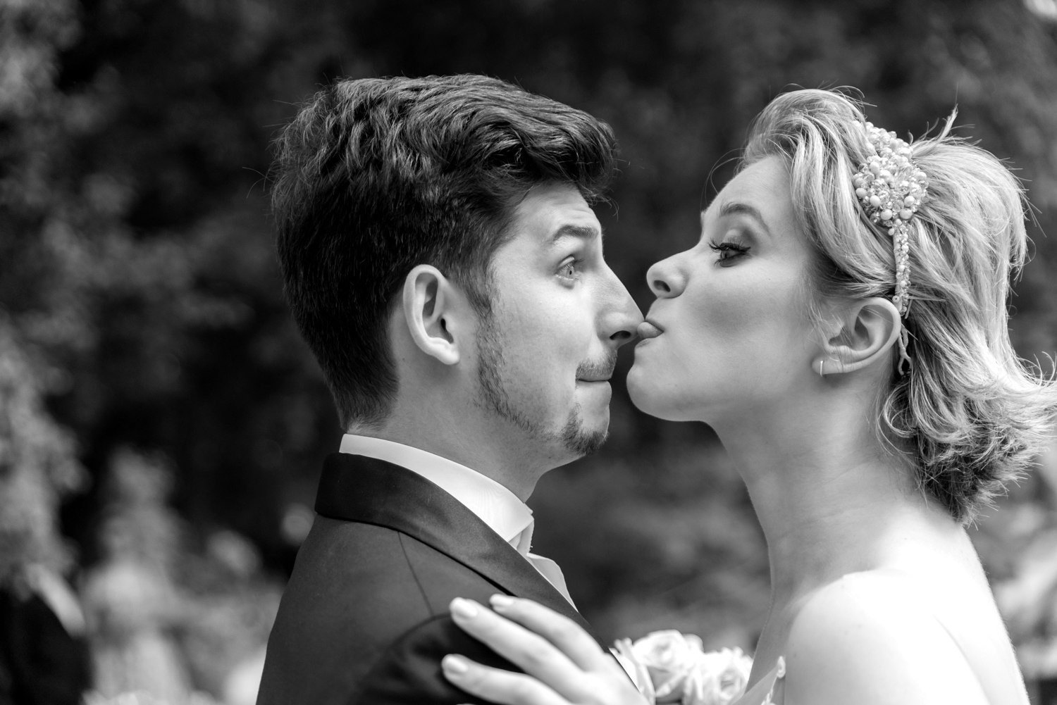 Невеста целует жениха в нос. Свадебный фотограф Сергей Гаварос. Свадебная фотосъемка в Москве