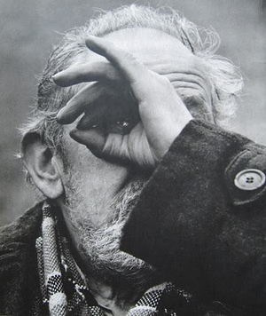 Йозеф Судек (1896-1976) создал уникальный стиль, сочетающий пикториальную эстетику с глубокой поэтичностью. Характерные черты. Игра света и тени: мастерски использовал освещение, создавая мистическую атмосферу. Длительные выдержки: часто применял выдержки до нескольких часов, чтобы передать «дыхание» пространства. Пикториализм: мягкость фокуса, тональная глубина, стремление к живописной эстетике.
