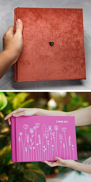 Верхнее фото: рука держит квадратную фотокнигу из терракотового бархата с маленьким металлическим сердцем в центре. Нижнее фото: розовая фотокнига с белым линейным рисунком полевых цветов и датой «17 июня 2024» на фоне зелени.