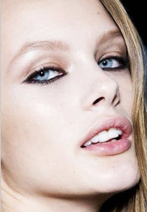 Нежный образ невесты в 2024 году может быть дополнен загадочной дымкой кайала вокруг глаз. Африканские племена использовали нечто похожее на кайал при проведении своих ритуалов, в Индии им же рисовали точки на лбу (бинди) и символы, уберегающие детей от сглаза. Любопытный факт: Джонни Депп во время съемок в «Пиратах Карибского моря» подводил глаза аутентичным кайалом, а не аналогом из арсенала профессиональных визажистов.