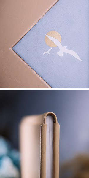 Серия детальных макроснимков: крупный план корешка фотокниги из бежевой кожи, демонстрирующий идеальную проклейку, и раскрытый плотный блок страниц. Видны текстура материалов и профессиональная сборка переплета.