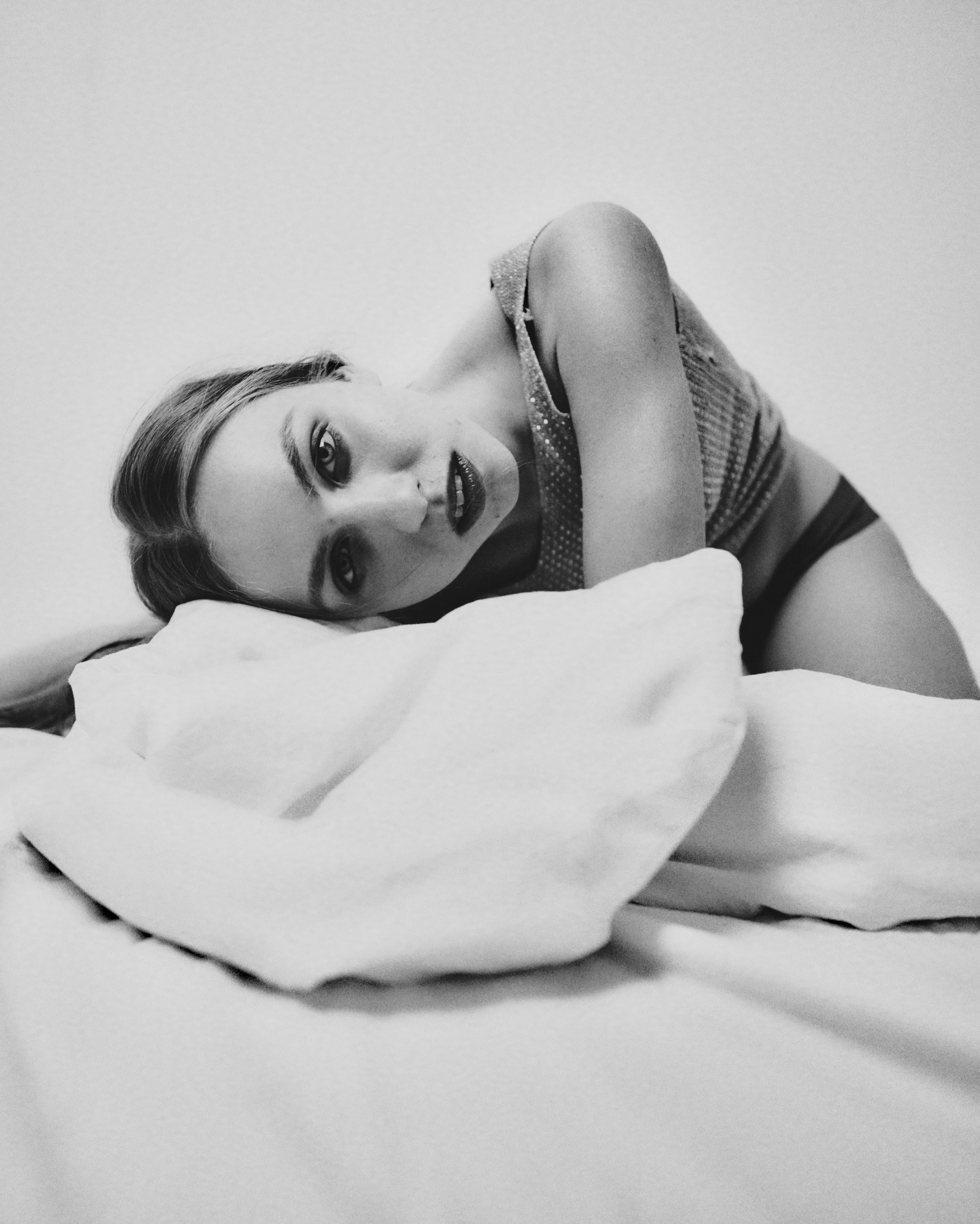 Портретный фотограф и видеограф в Москве Кошеренкова Екатерина. Черно белая-съёмка. Минимализм