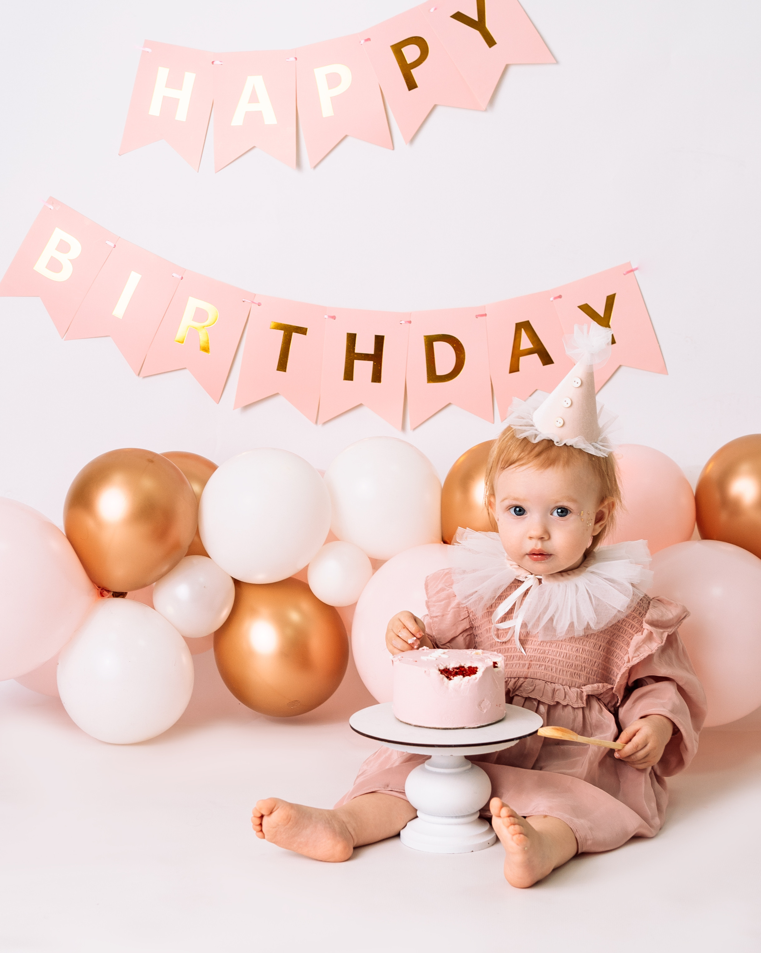 первый день рождения ребенка, студийная съемка с шарами и тортом