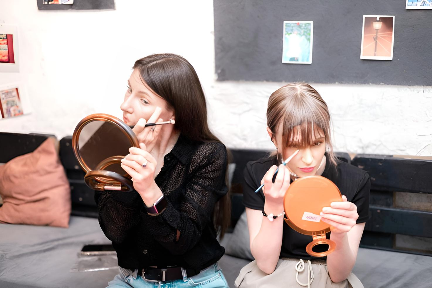 Мастер-класс по макияжу для мамы и дочки проходит в теплой атмосфере доверия 