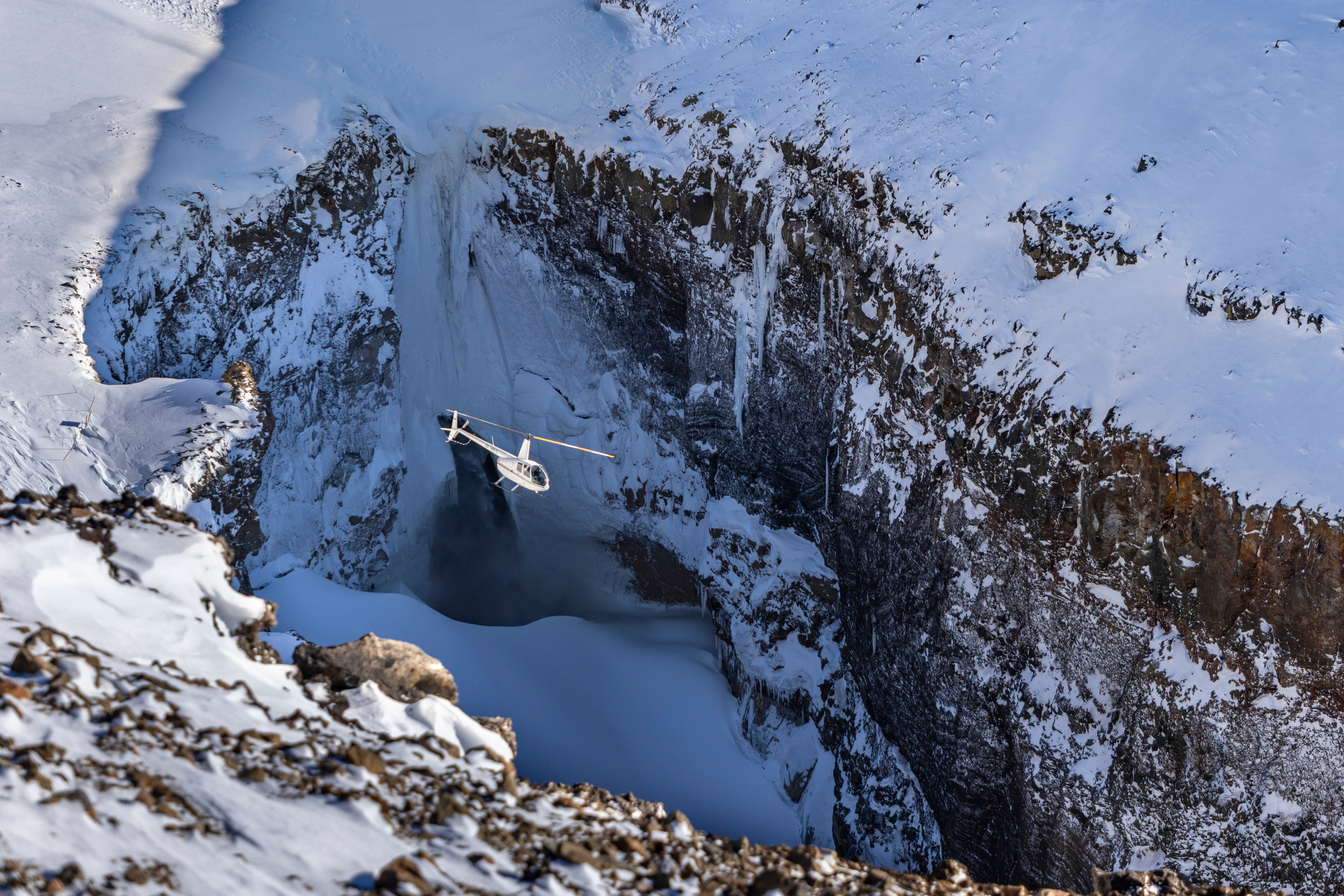 Вездеходный тур на Мутновский вулкан — кальдера вулкана, фумаролы, замерзший водопад. Время Камчатки: чтобы найти свой путь, нужно скорость умножить на время