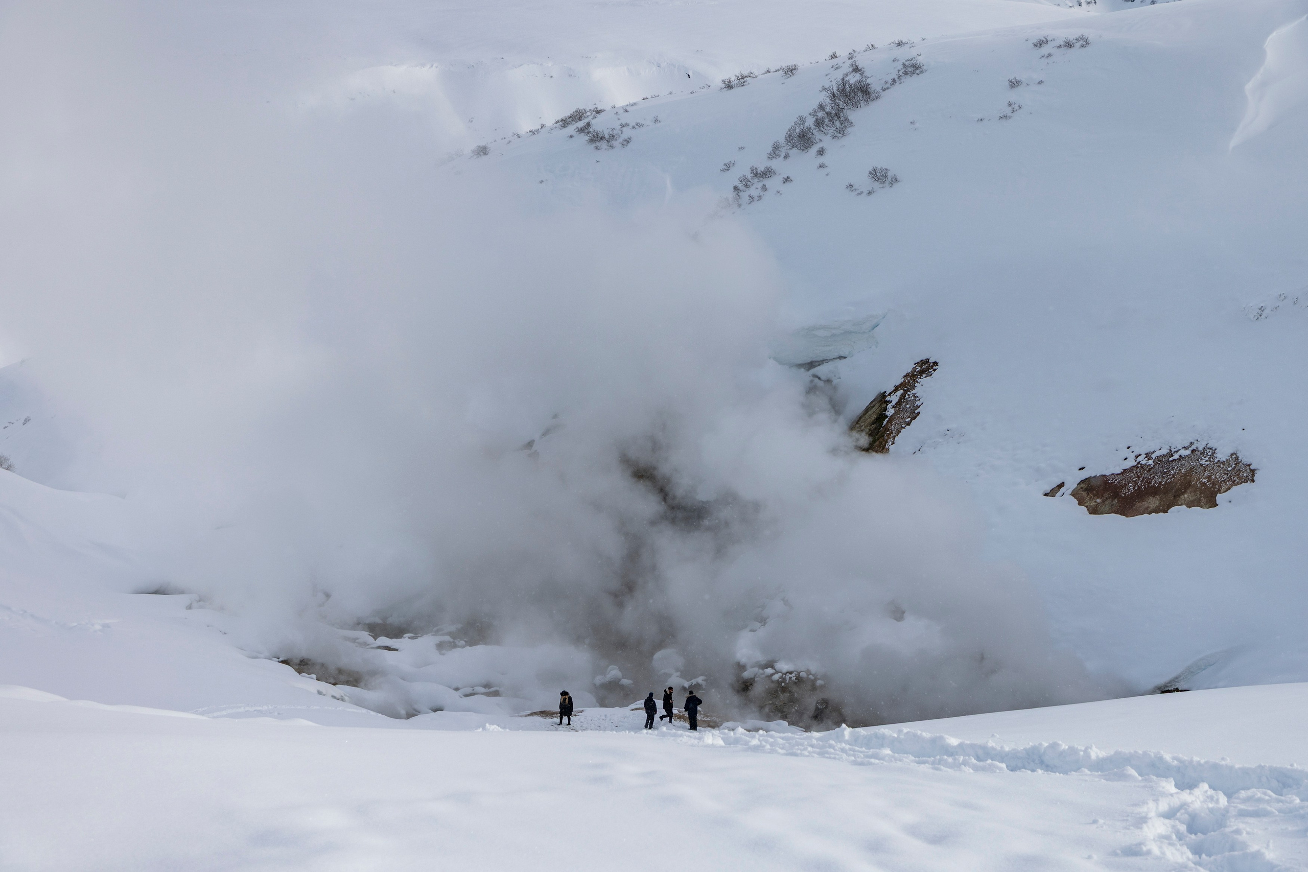 Дачные горячие источники - оазис жизни среди снежных просторов. Время Камчатки: чтобы найти свой путь, нужно скорость умножить на время