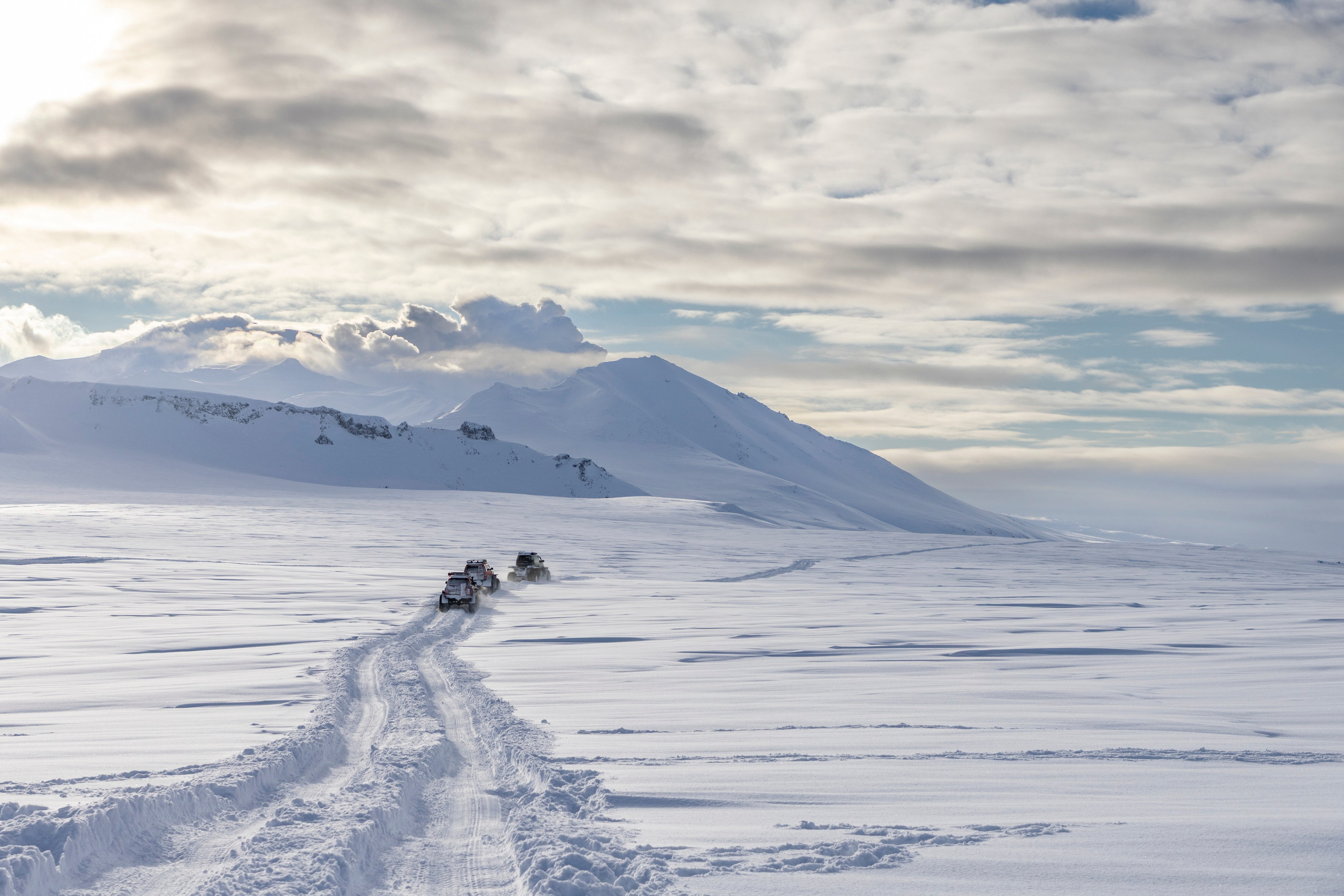 Вездеходный тур на Мутновский вулкан — кальдера вулкана, фумаролы, замерзший водопад. Время Камчатки: чтобы найти свой путь, нужно скорость умножить на время