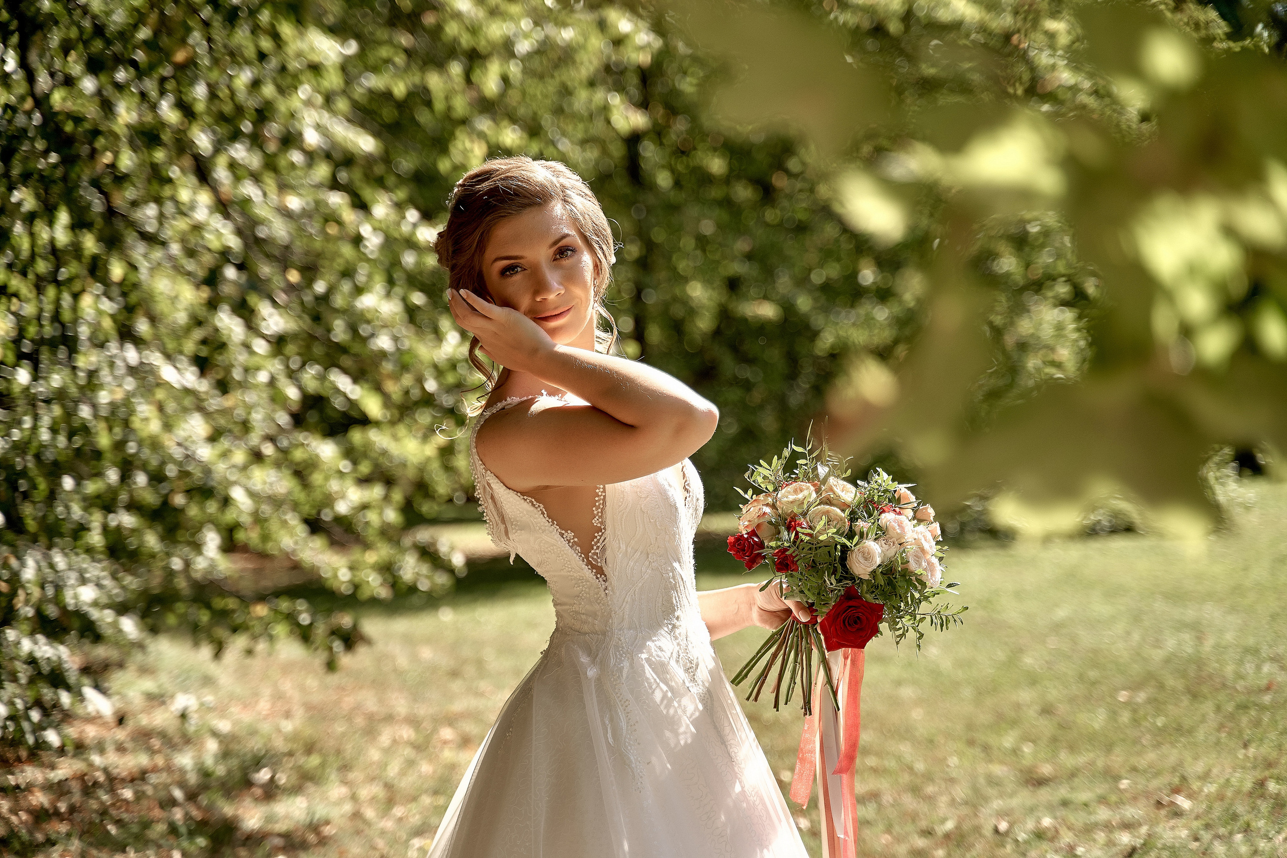 Невеста с букетом среди листвы в солнечный день. Свадебный фотограф в Москве Сергей Гаварос