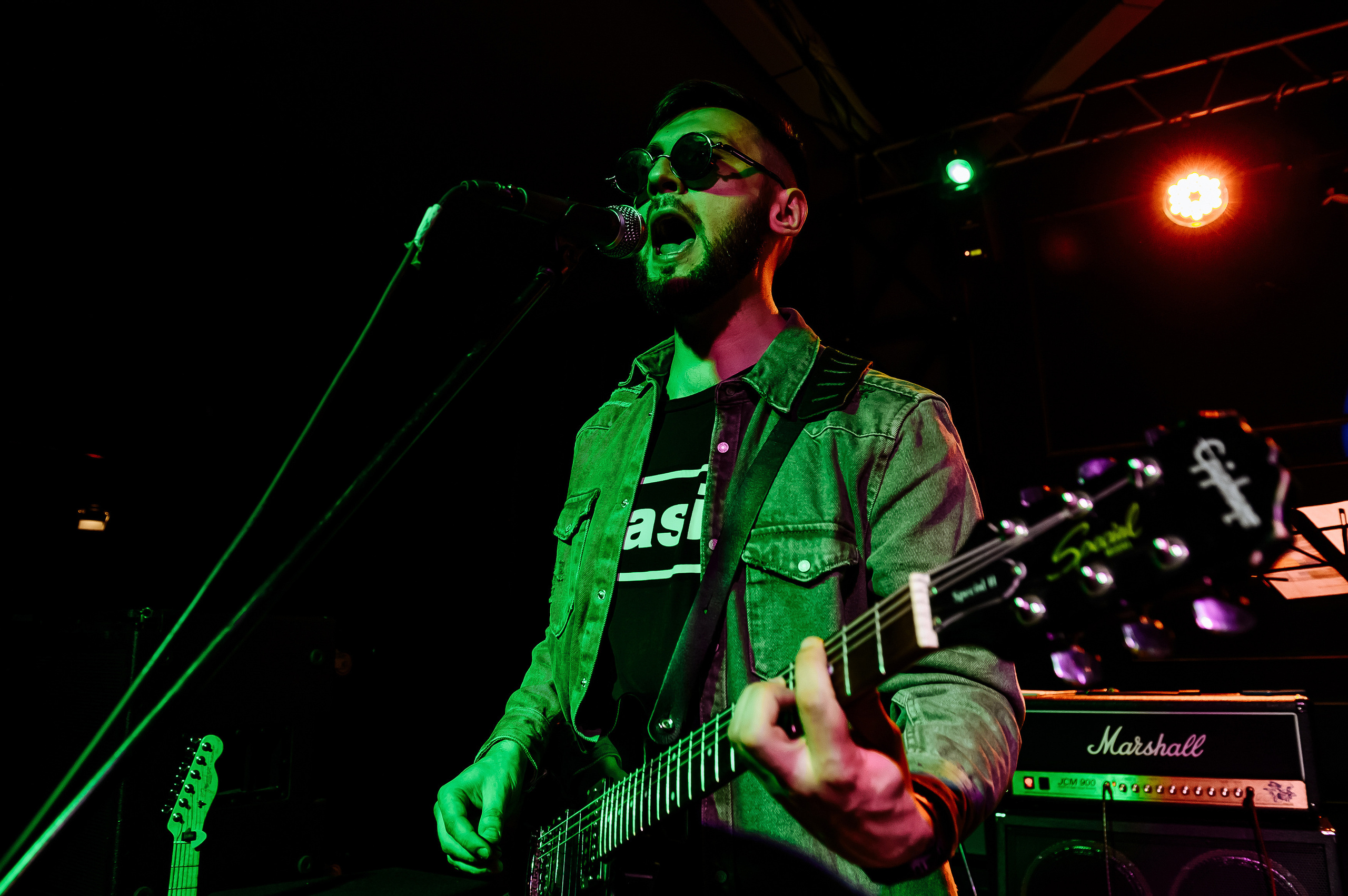 Гитарист на сцене в Курске