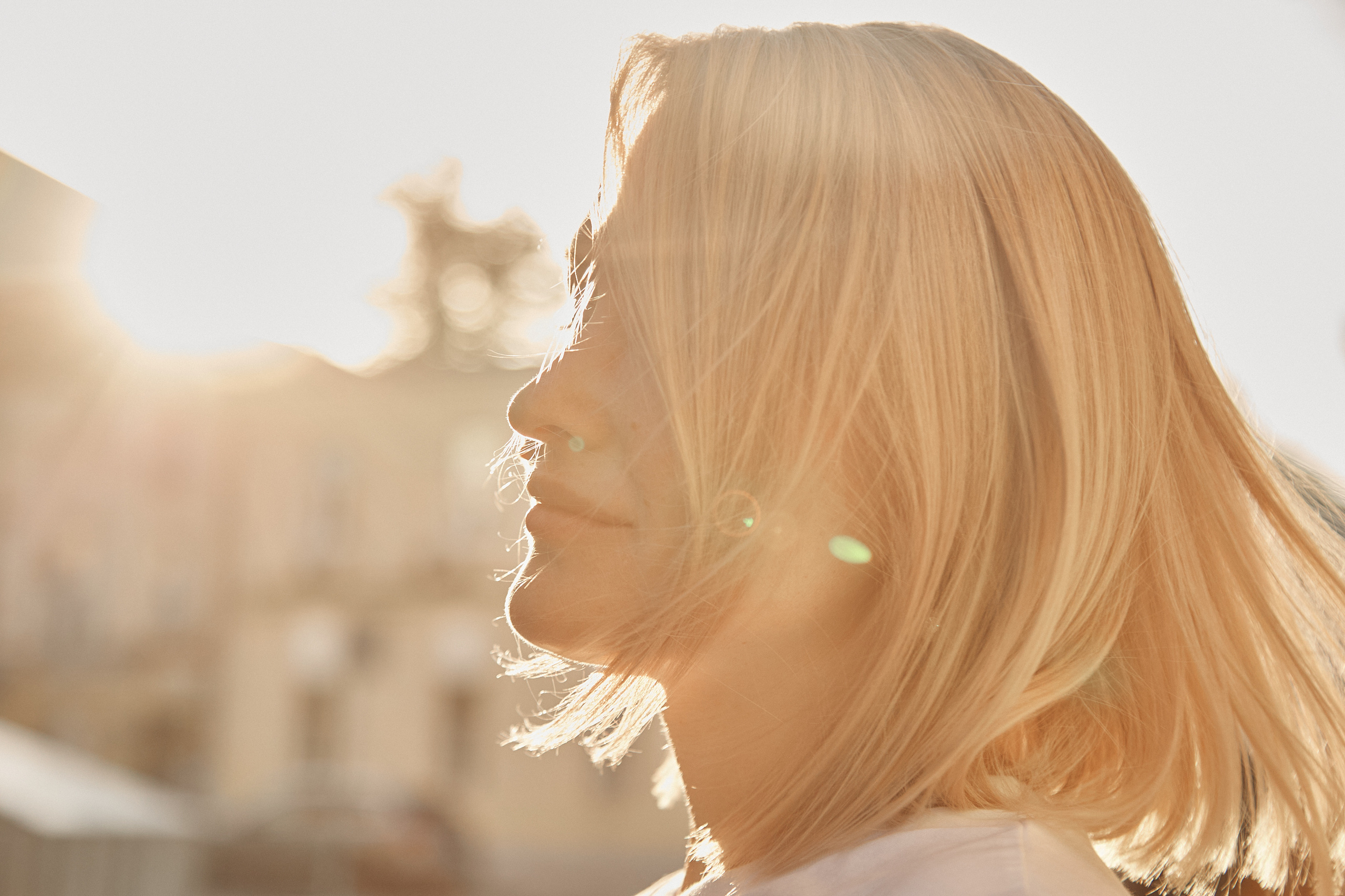 Портретная фотосъемка красивой девушки на улице