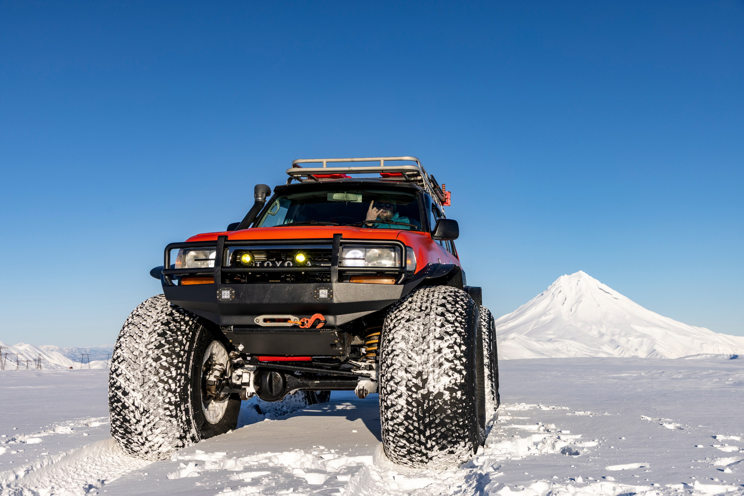 Вездеходный тур на Мутновский вулкан — кальдера вулкана, фумаролы, замерзший водопад. Время Камчатки: чтобы найти свой путь, нужно скорость умножить на время