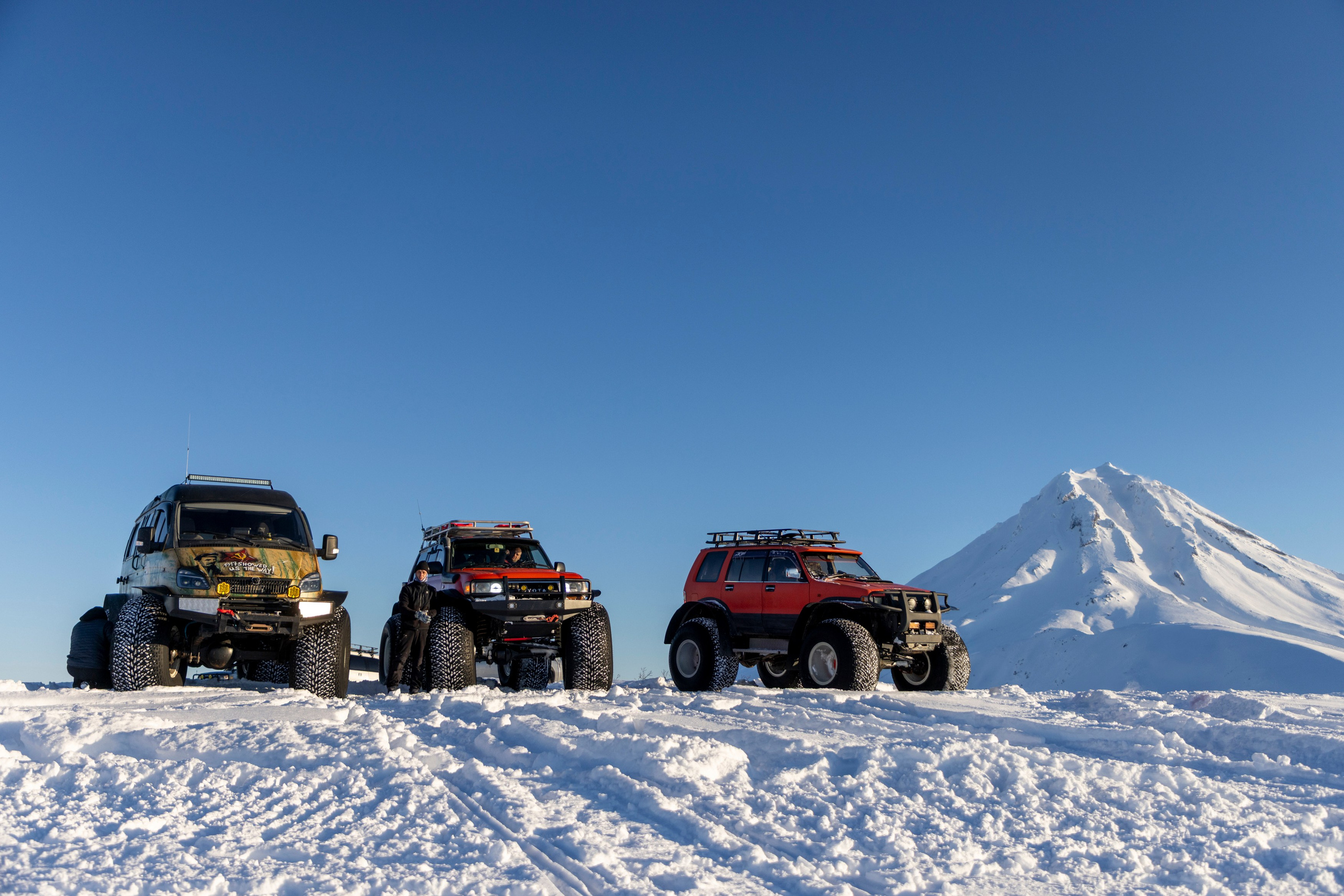 Вездеходный тур на Мутновский вулкан — кальдера вулкана, фумаролы, замерзший водопад. Время Камчатки: чтобы найти свой путь, нужно скорость умножить на время