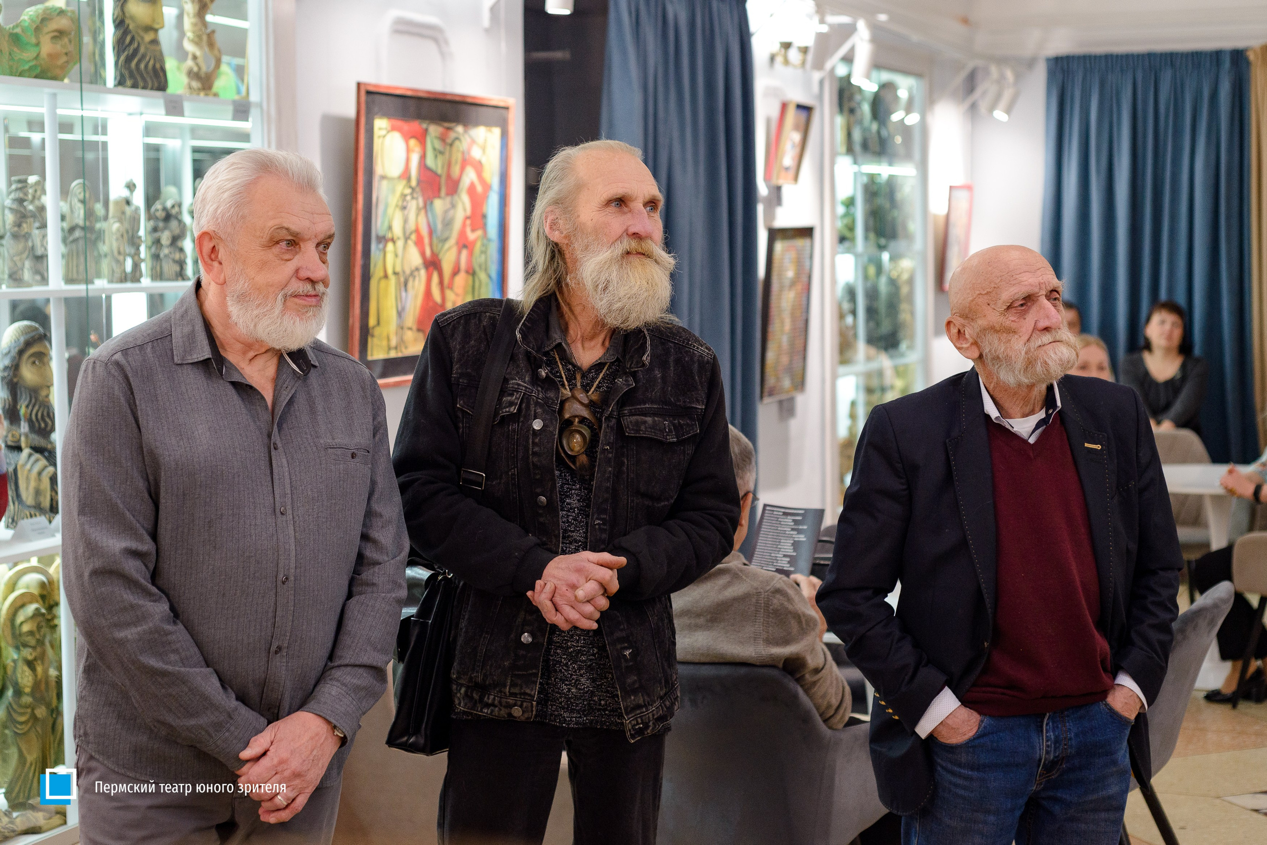 В Пермском ТЮЗе открылась выставка «Три главных» с работами Юрия Лапшина, Александра Казначеева и Юрия Жаркова. Журнал о самом особенном. Пермь и Пермский край