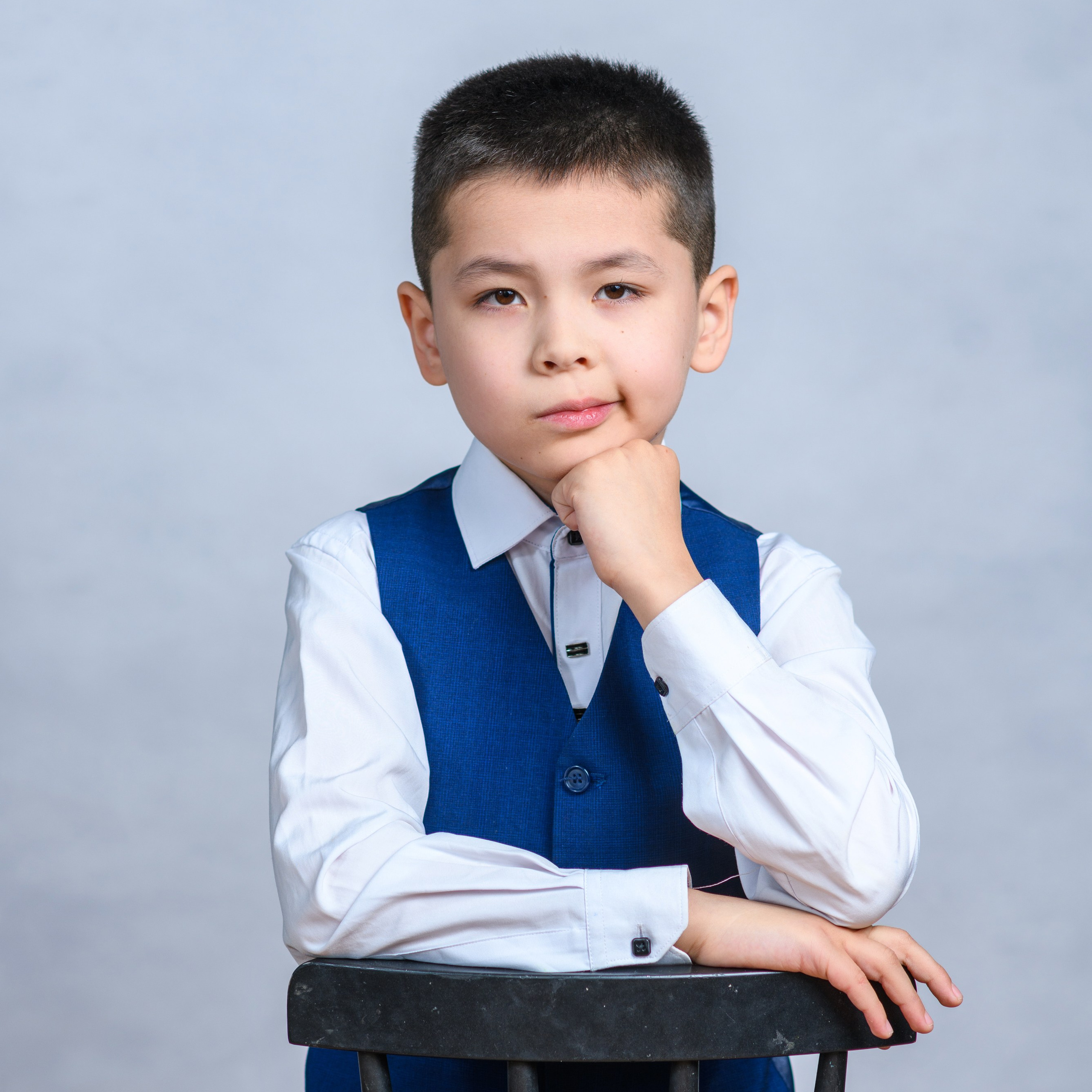 Школьный портрет мальчика на серо-голубом фоне. Профессиональная съемка школьников для выпускного альбома. Фотограф Первенцева Елена.