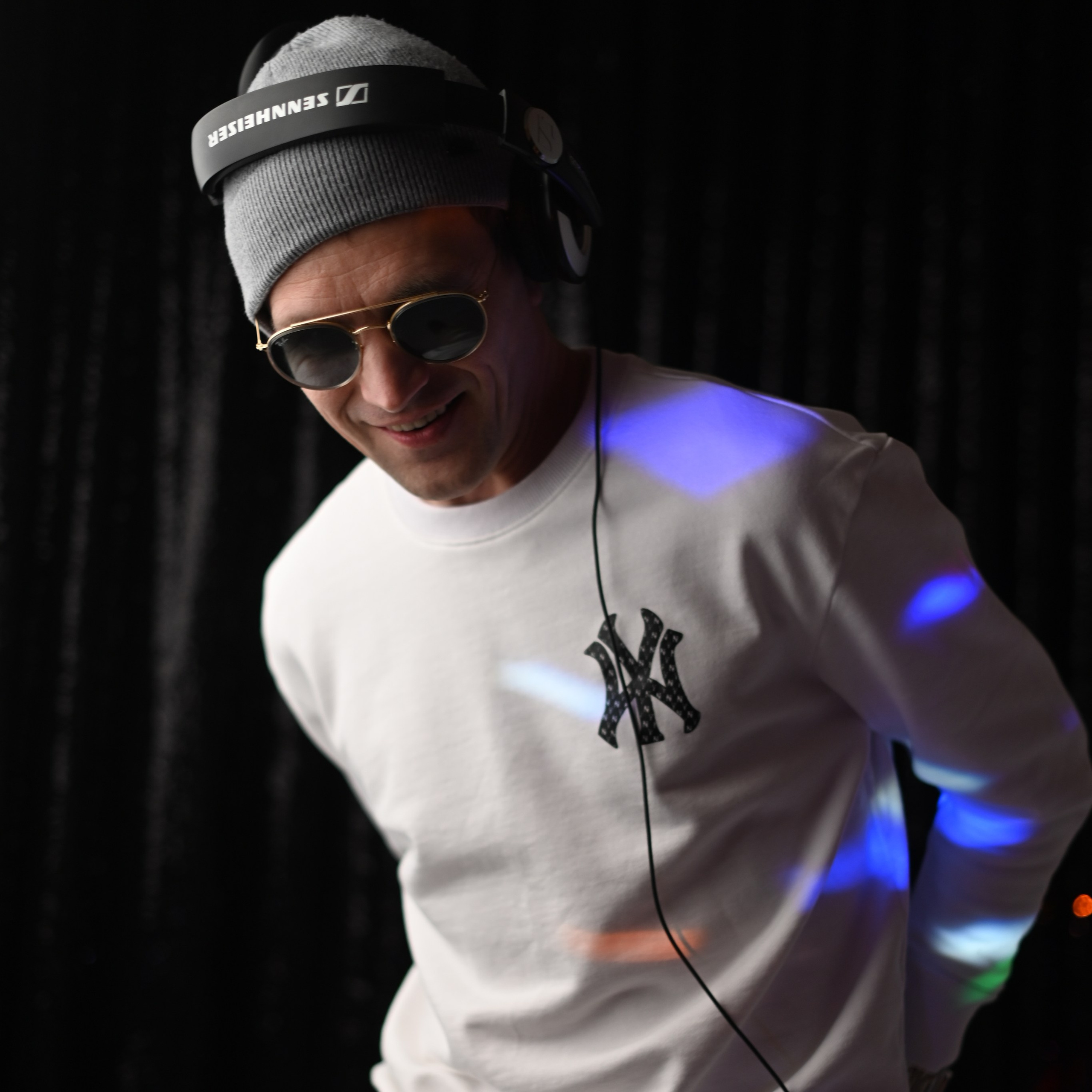 dj слышит и поддерживает ведущего отбивками