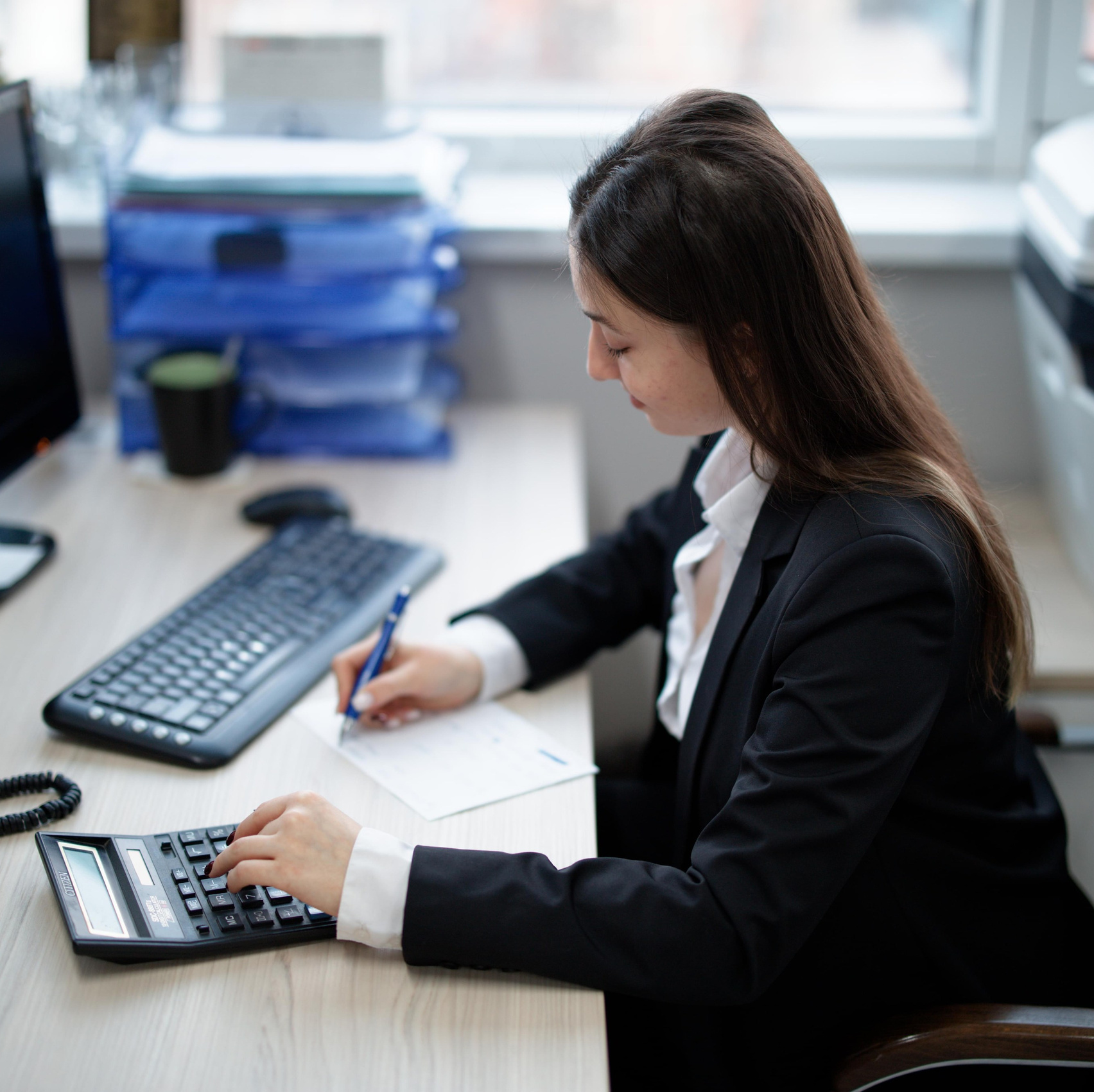 Бухгалтер считает зарплату