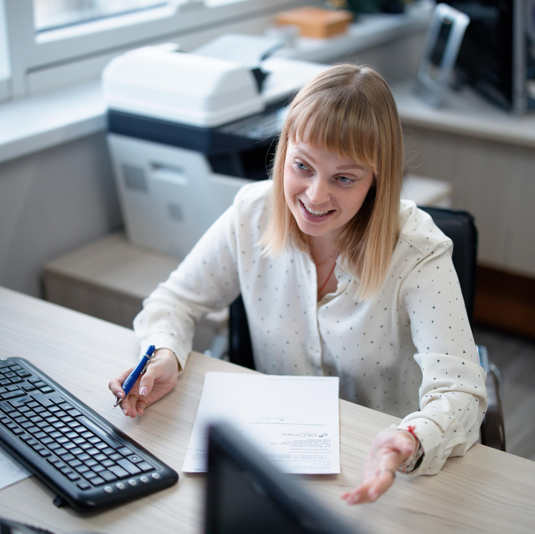Девушка готовит отчёт в ФТС