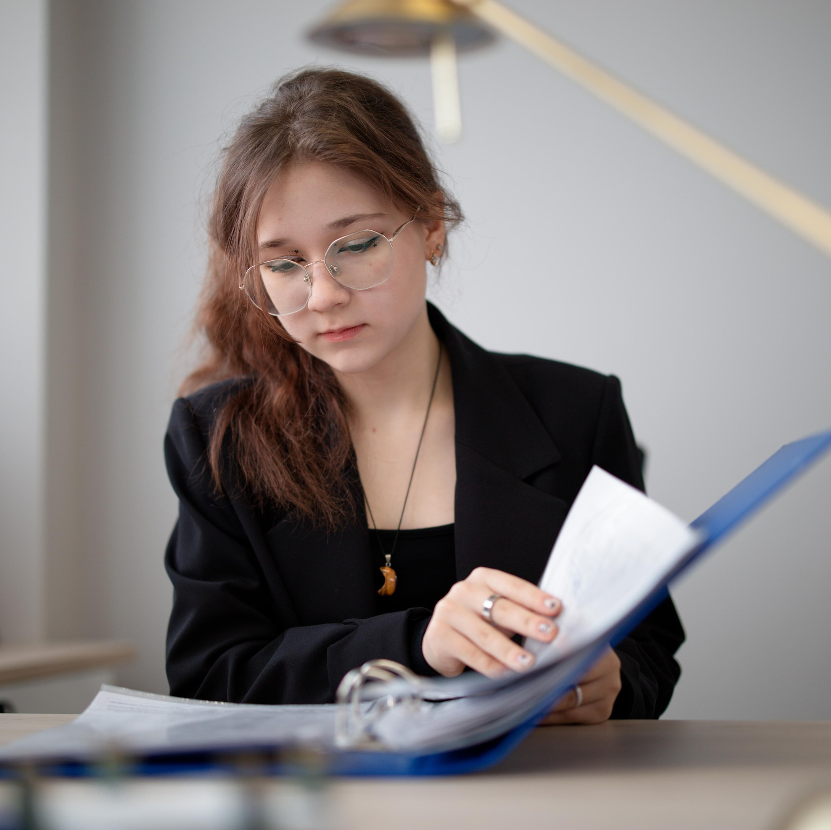 Девушка ведёт налоговый учёт