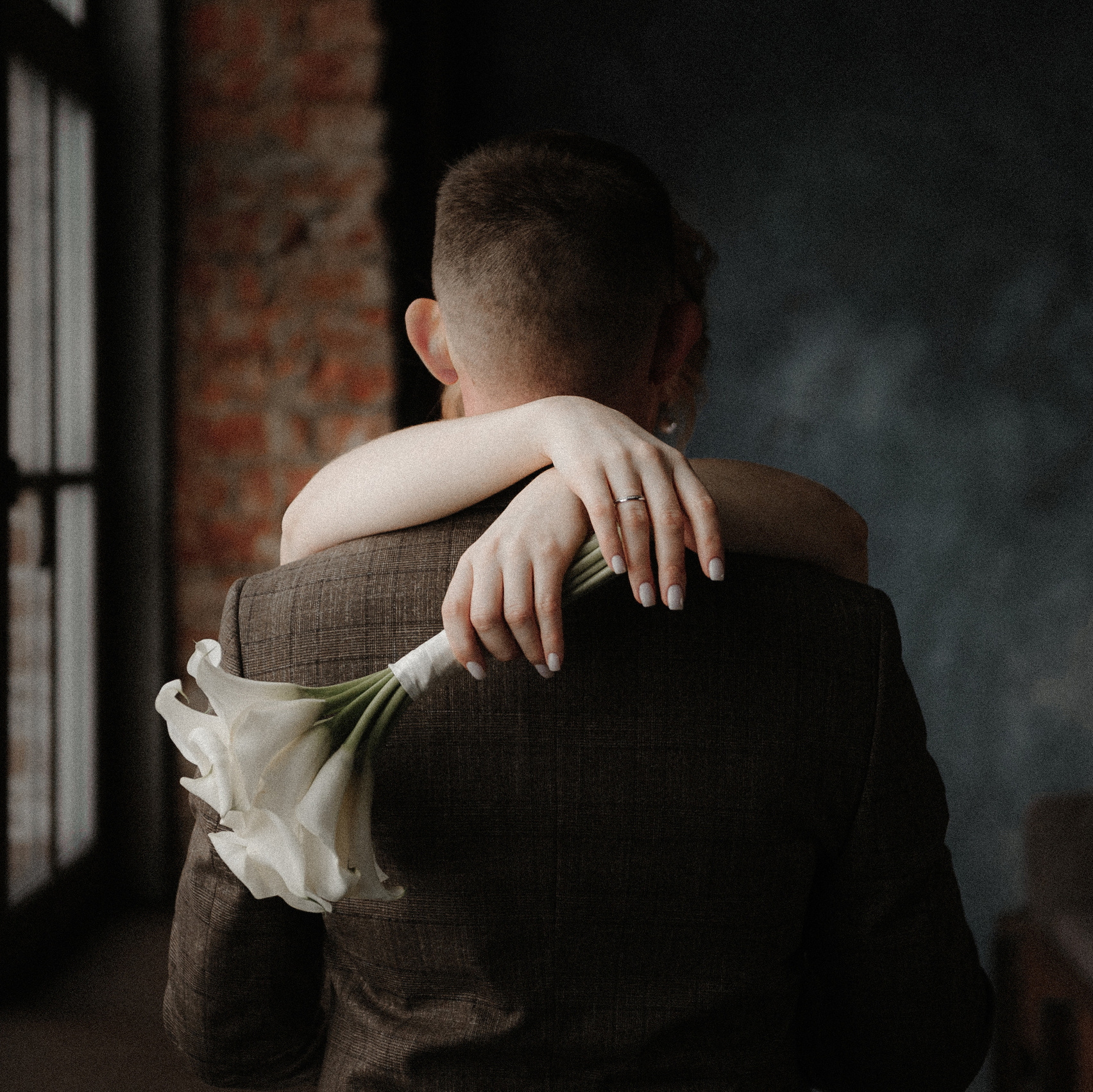 невеста обнимает жениха