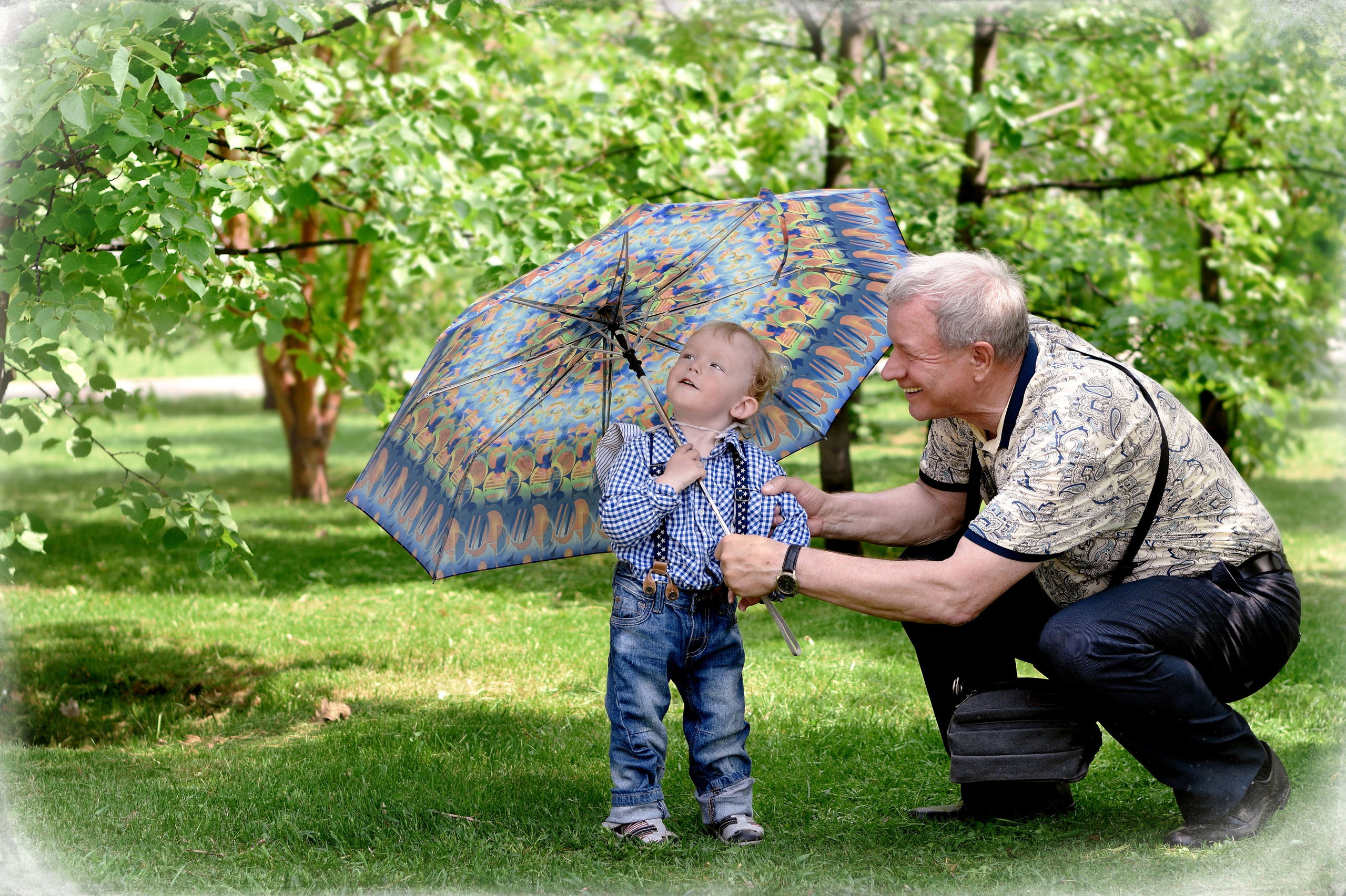 Семейная фотосессия в Красноярске. Дедушка с внуком на прогулке в парке