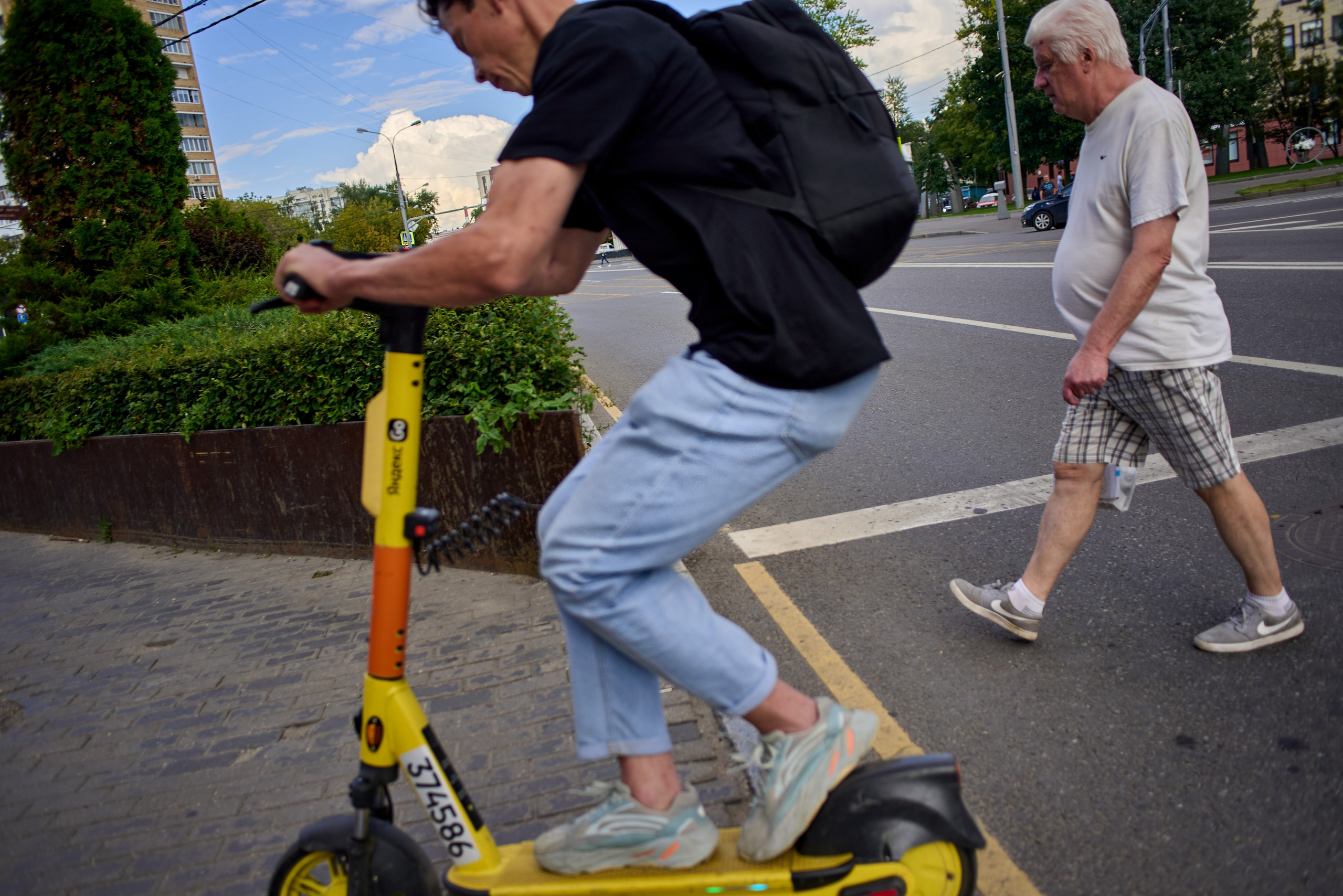 Bad and dangerous riding an electric scooter on a pedestrian crossing in the city. POV: #streetphotography #nikond750 #28mm #djiosmoaction4