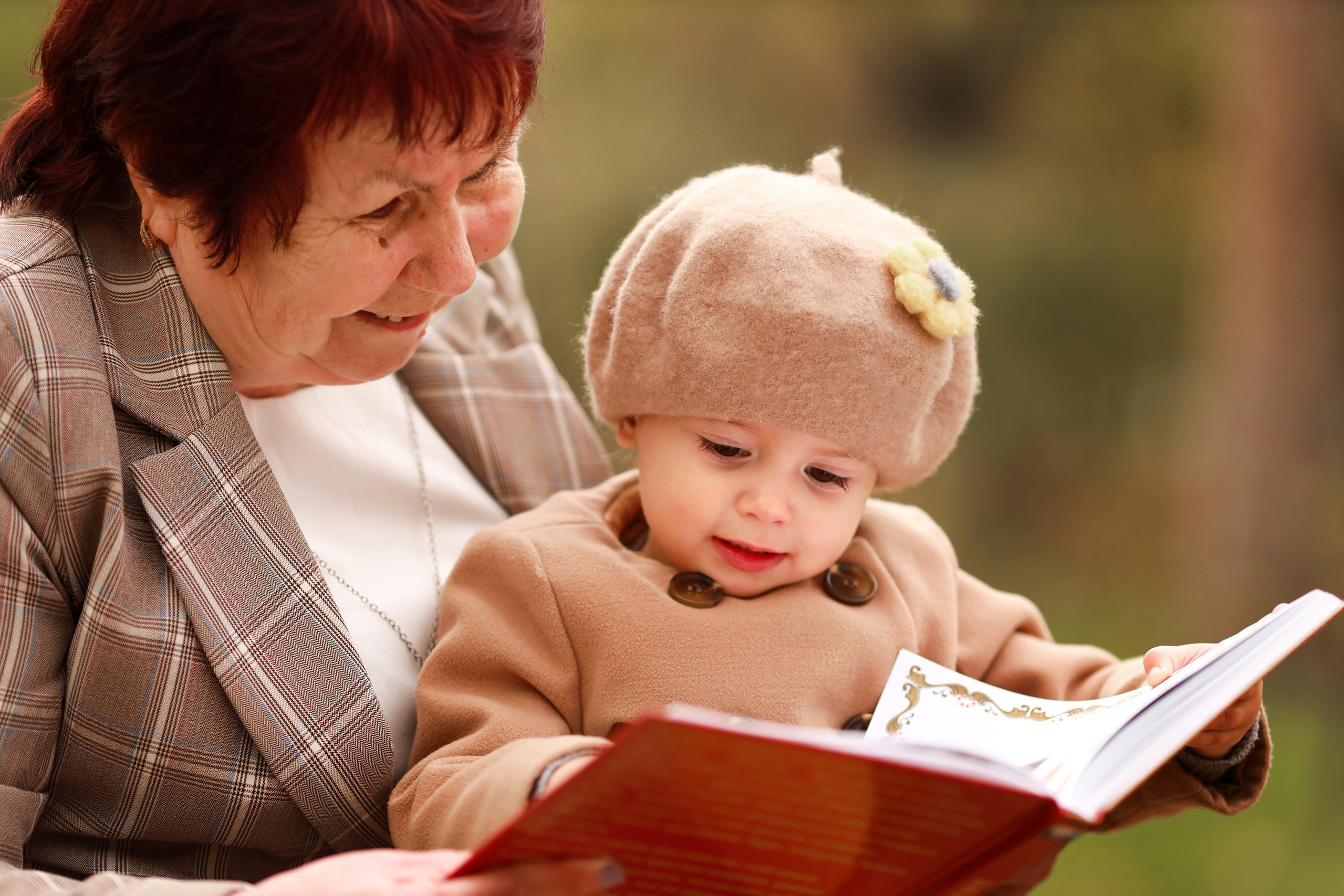 Семейная фотосъёмка, бабушка с внучкой читают книгу