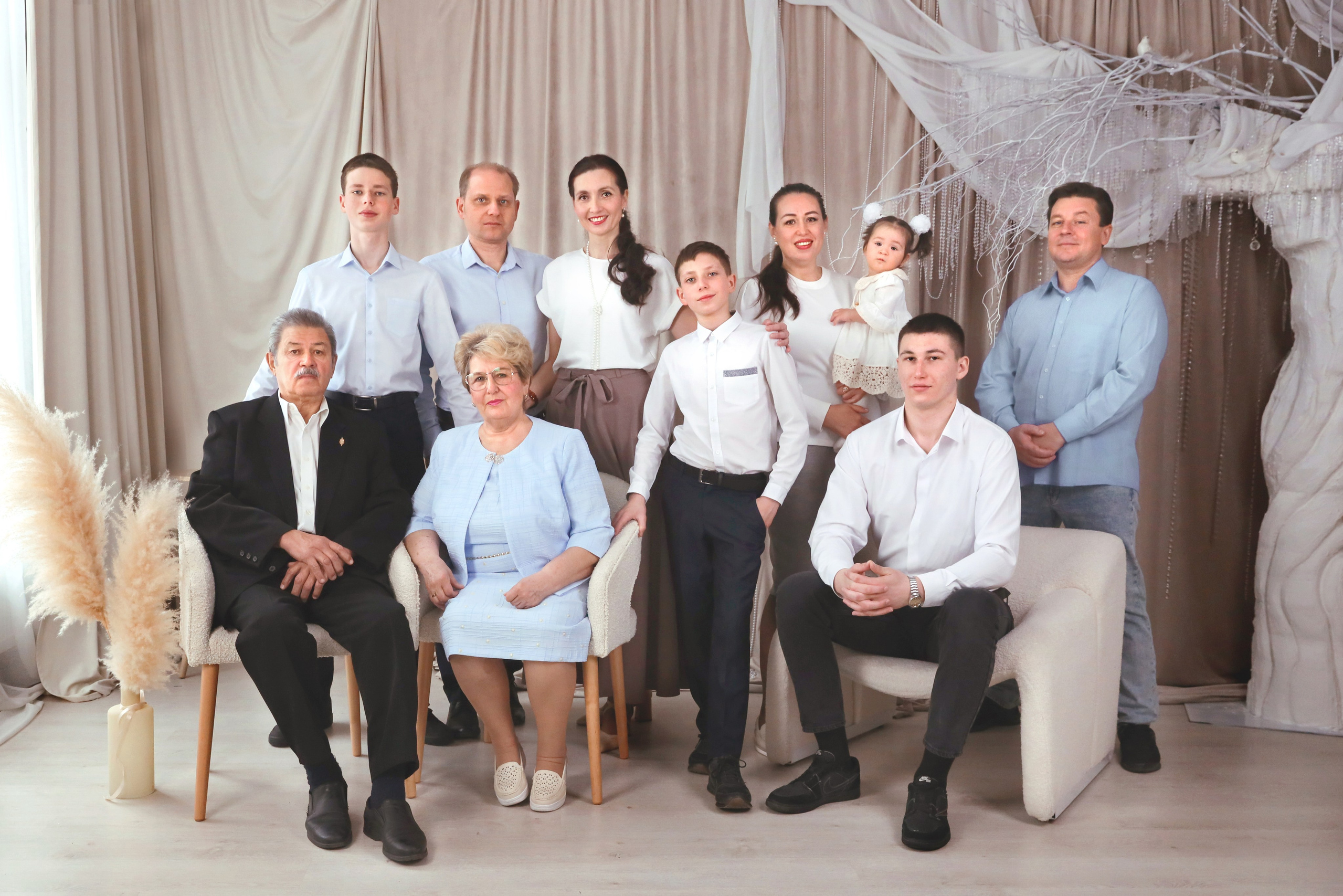 Семейная фотосессия большой семьи в студии Краснодара. Съёмка нескольких поколений