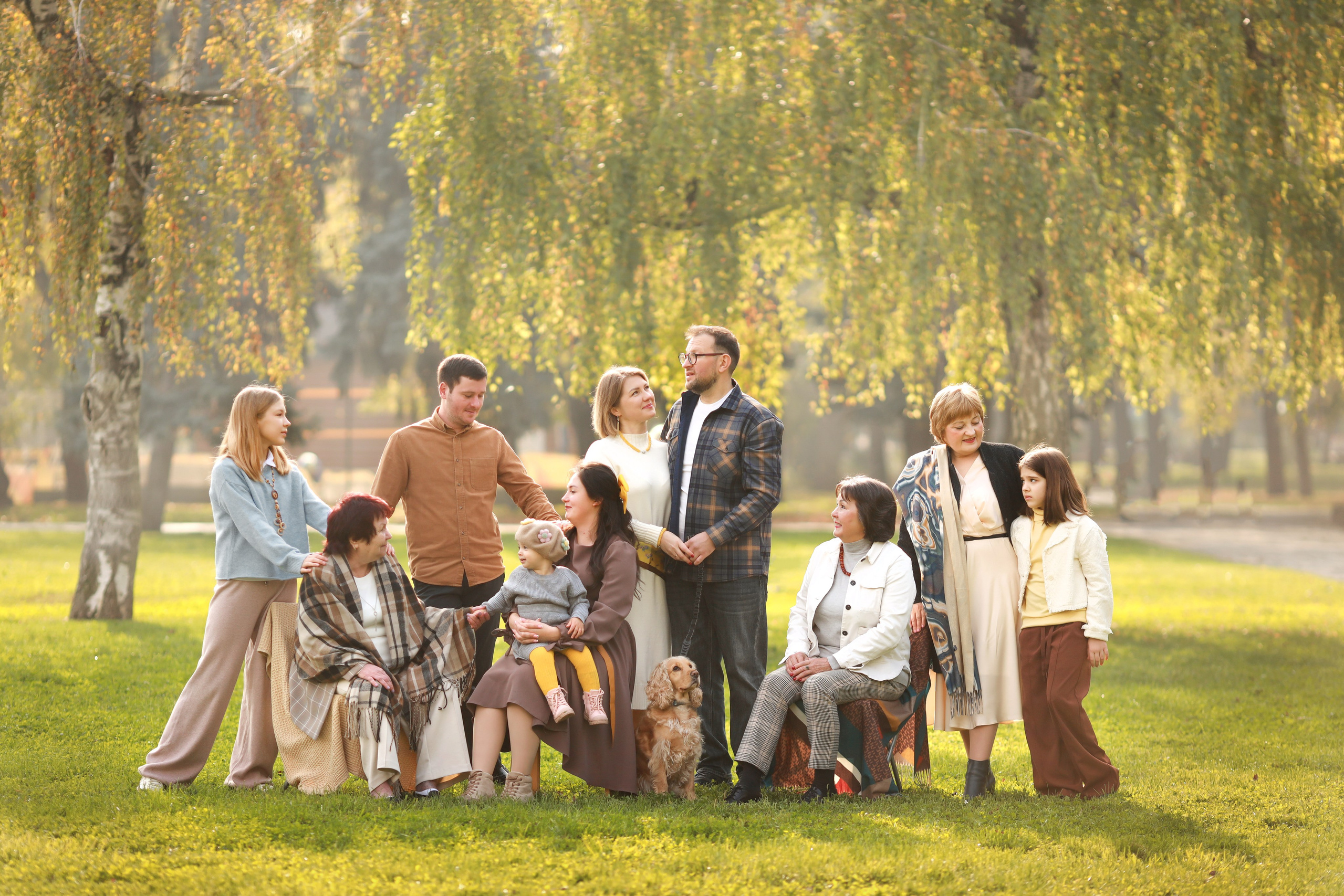 Семейная съёмка в парке Краснодара, осенняя фотосессия в Краснодаре для большой семьи
