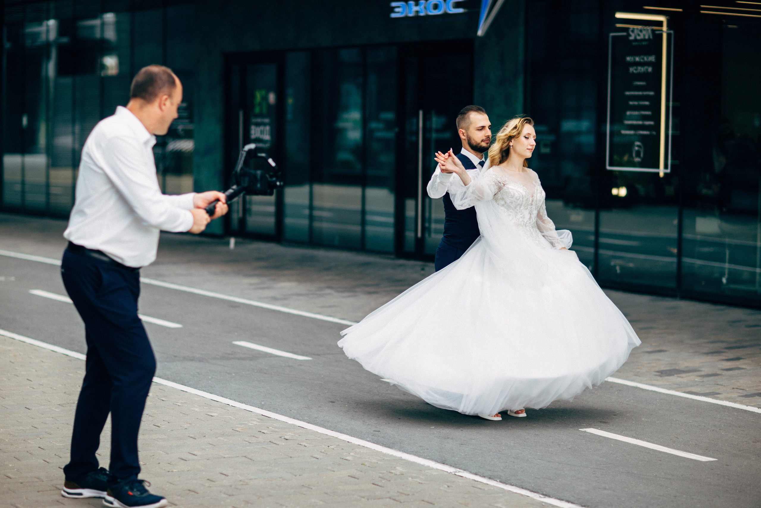 Жених кружит невесту во время танца в Екатеринбурге.