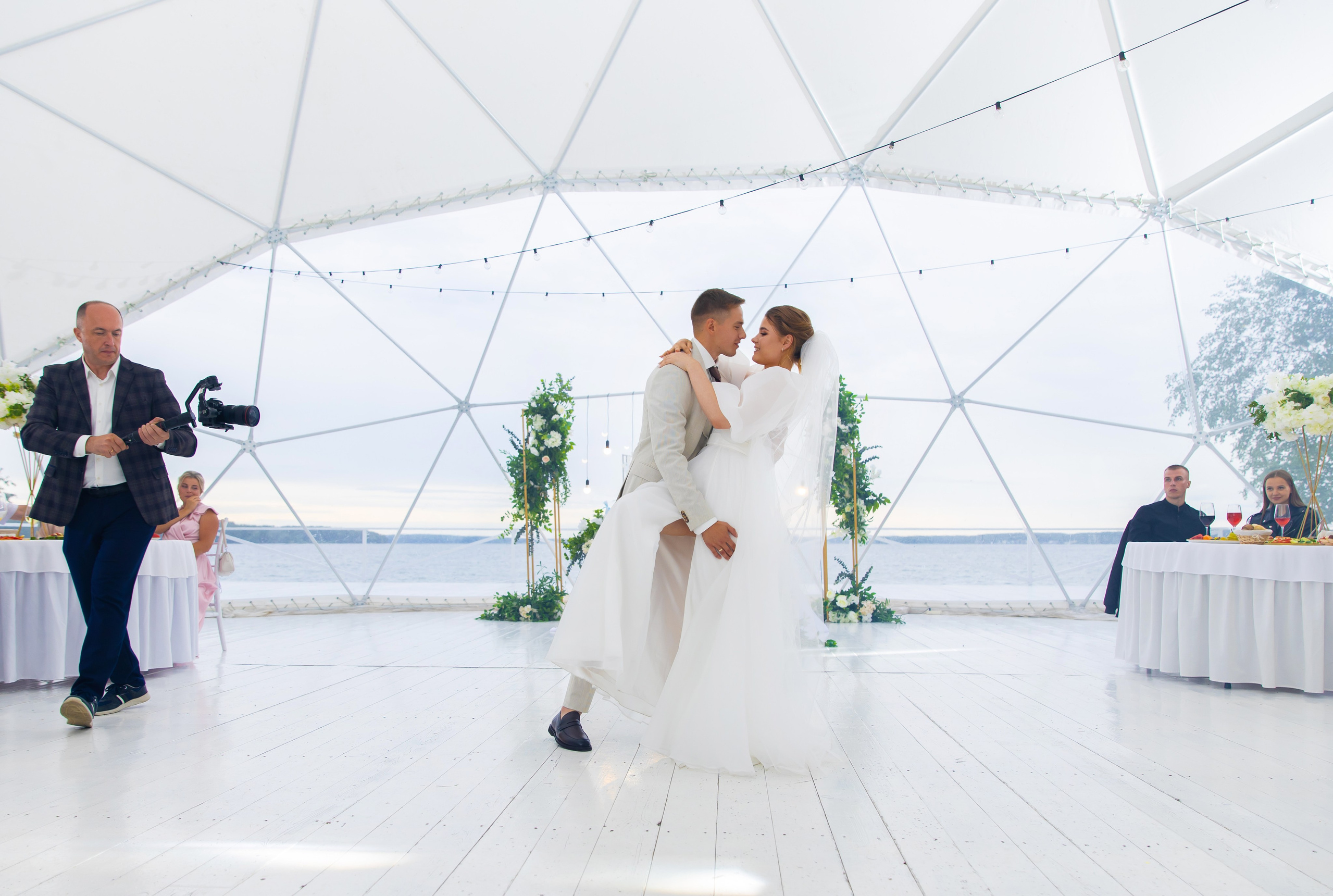 Первый танец молодожёнов на свадьбе — свадебная видеосъёмка Николай Рыков