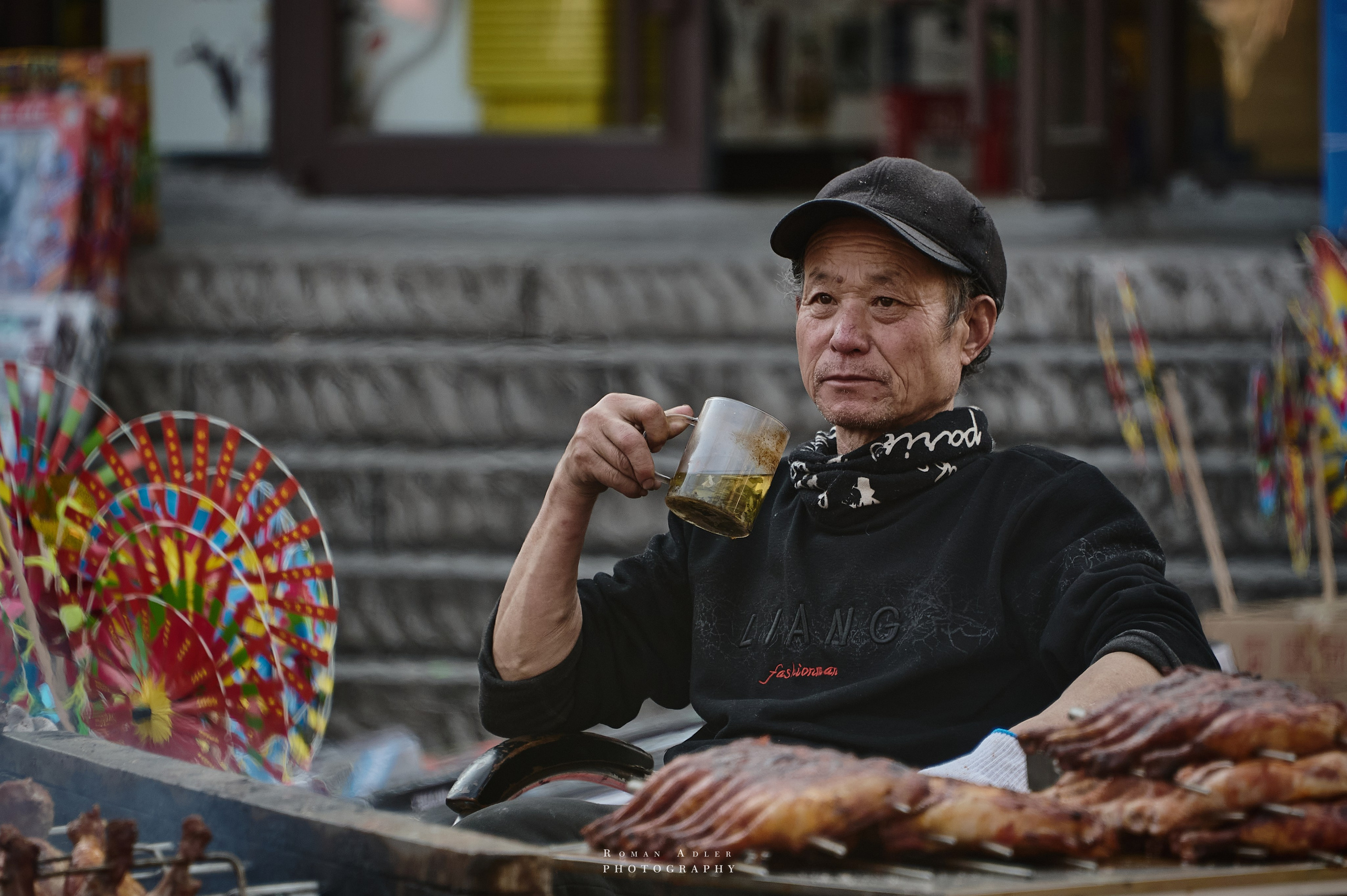Авторский проект фотографа Романа Адлера Китай. Русский взгляд. Цель проекта — познакомить зрителя с ежедневной жизнью жителей Китая. Создать портрет этой страны, в её будничном и праздничном облачении.