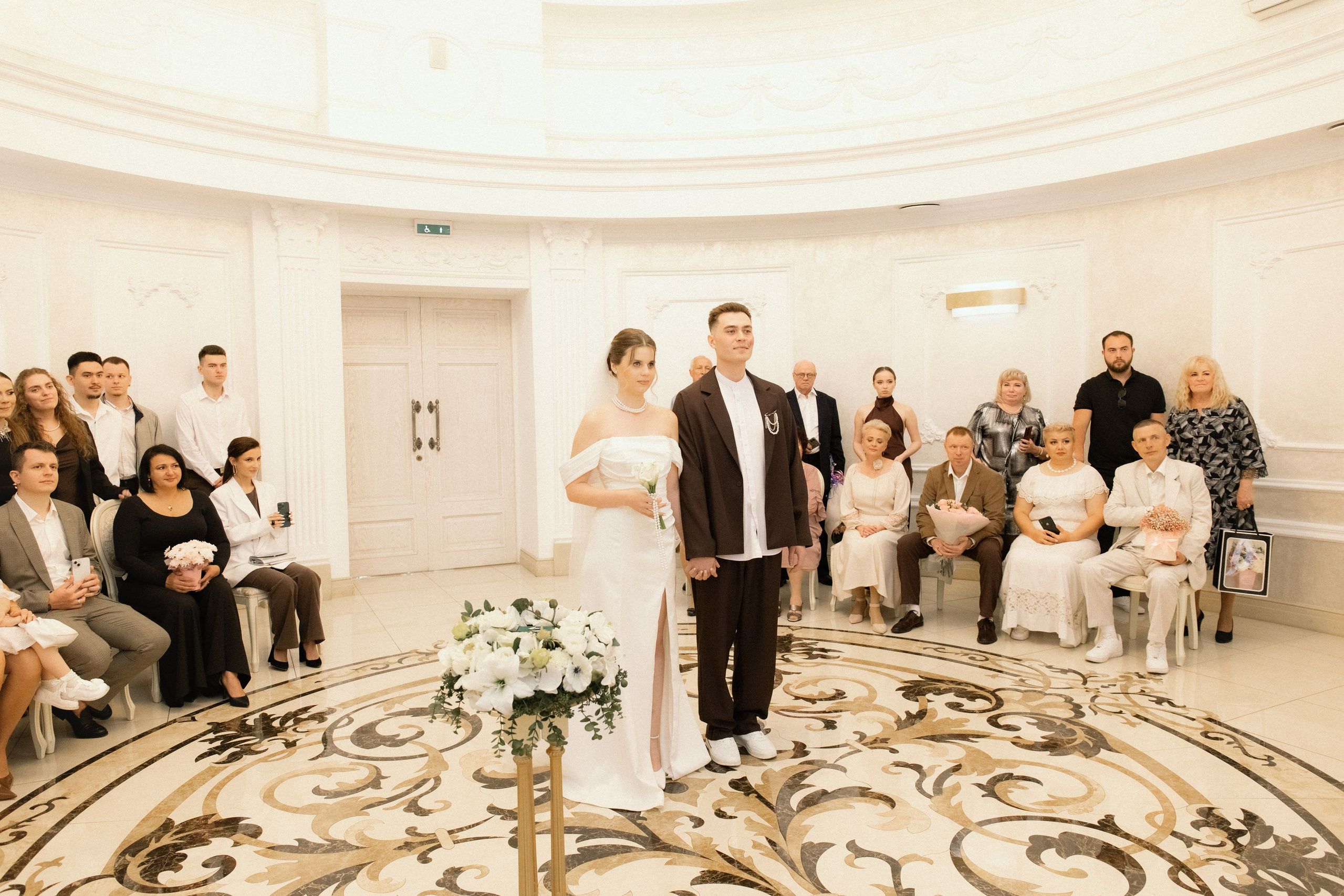 Гайд-путеводитель по Центральному ЗАГСу. Свадебный и портретный фотограф в Новосибирске Любовь Исакова