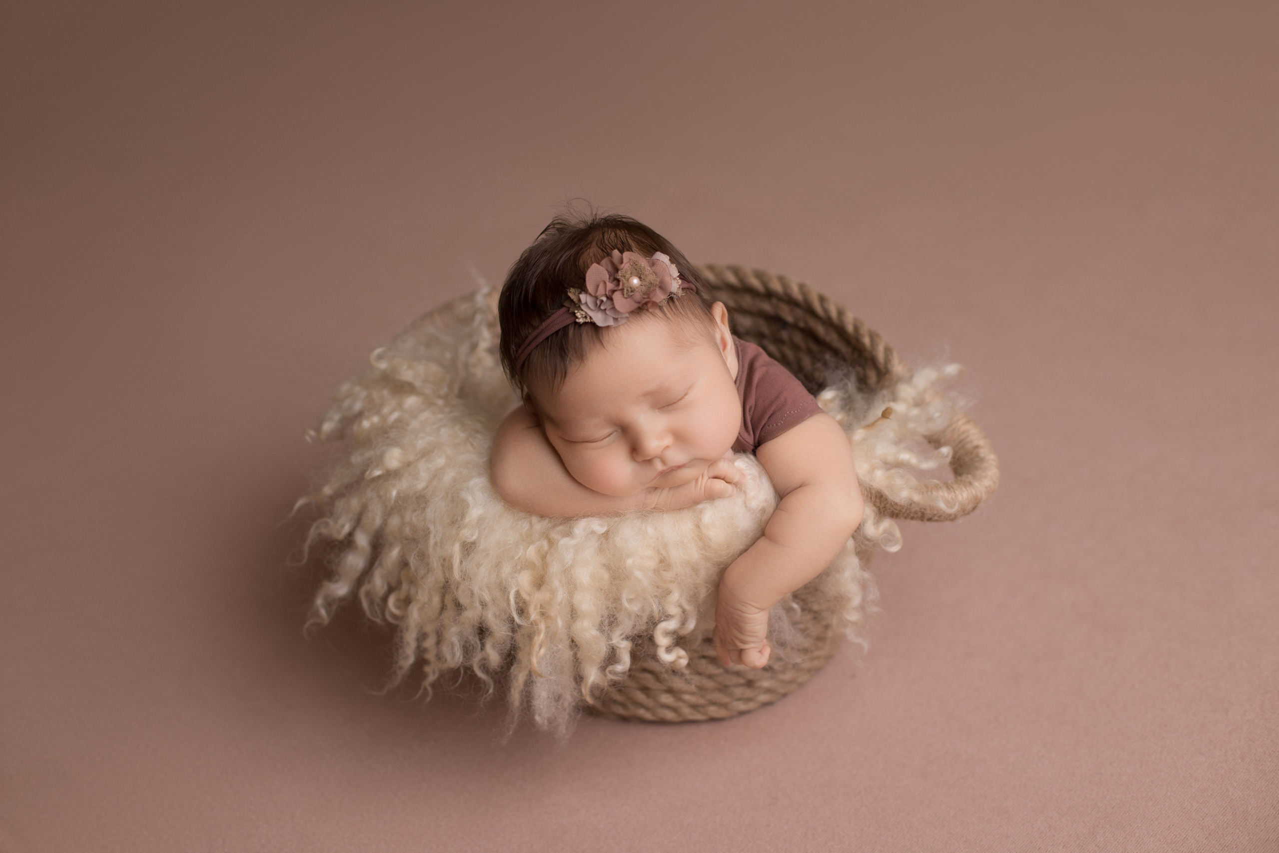 Почему малыши на фото Ньюборн в основном спящие?. Фотограф новорожденных Ольга Джарты