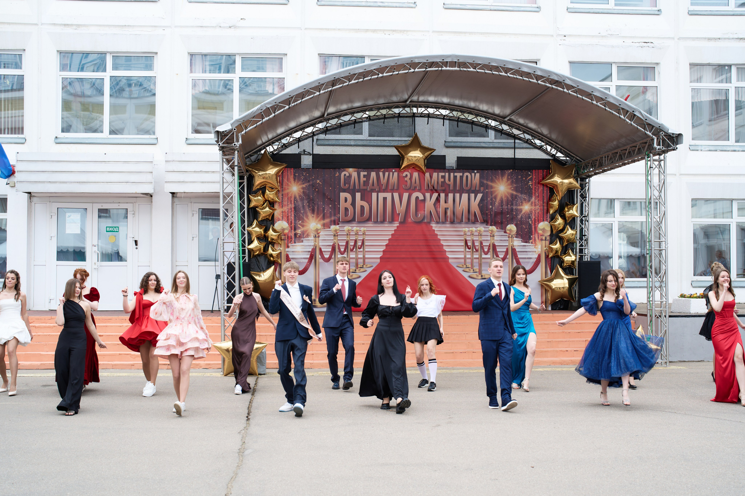 Фото- видеосъёмка выпускников старшей школы. Стильные выпускные альбомы, детские фотосессии, сюжетные оживающие фотографии